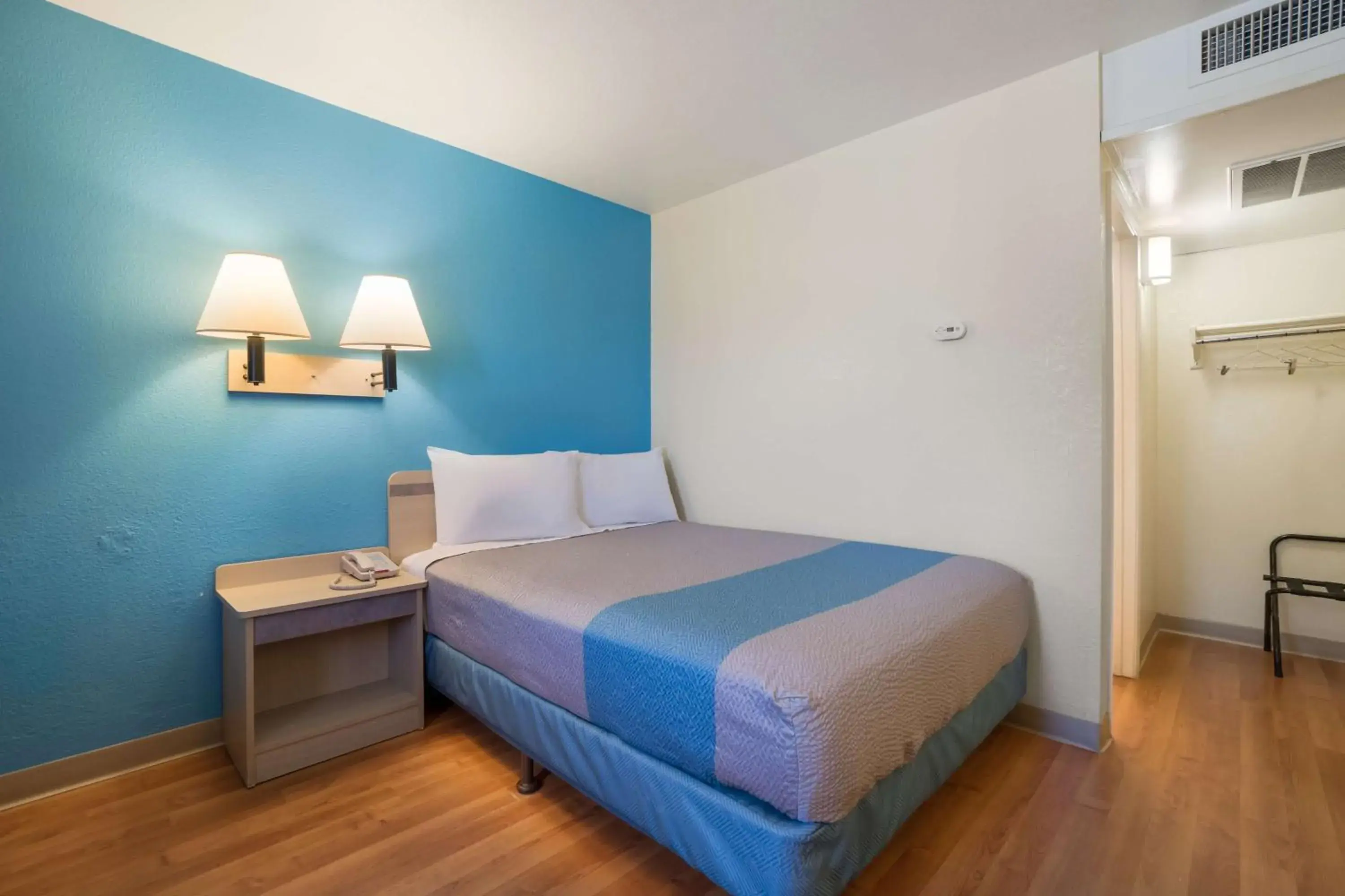 Deluxe Queen Room - single occupancy - Non-Smoking in Motel 6-Grand Junction, CO Deluxe Queen Room - single occupancy - Non-Smoking in Motel 6-Grand Junction, CO