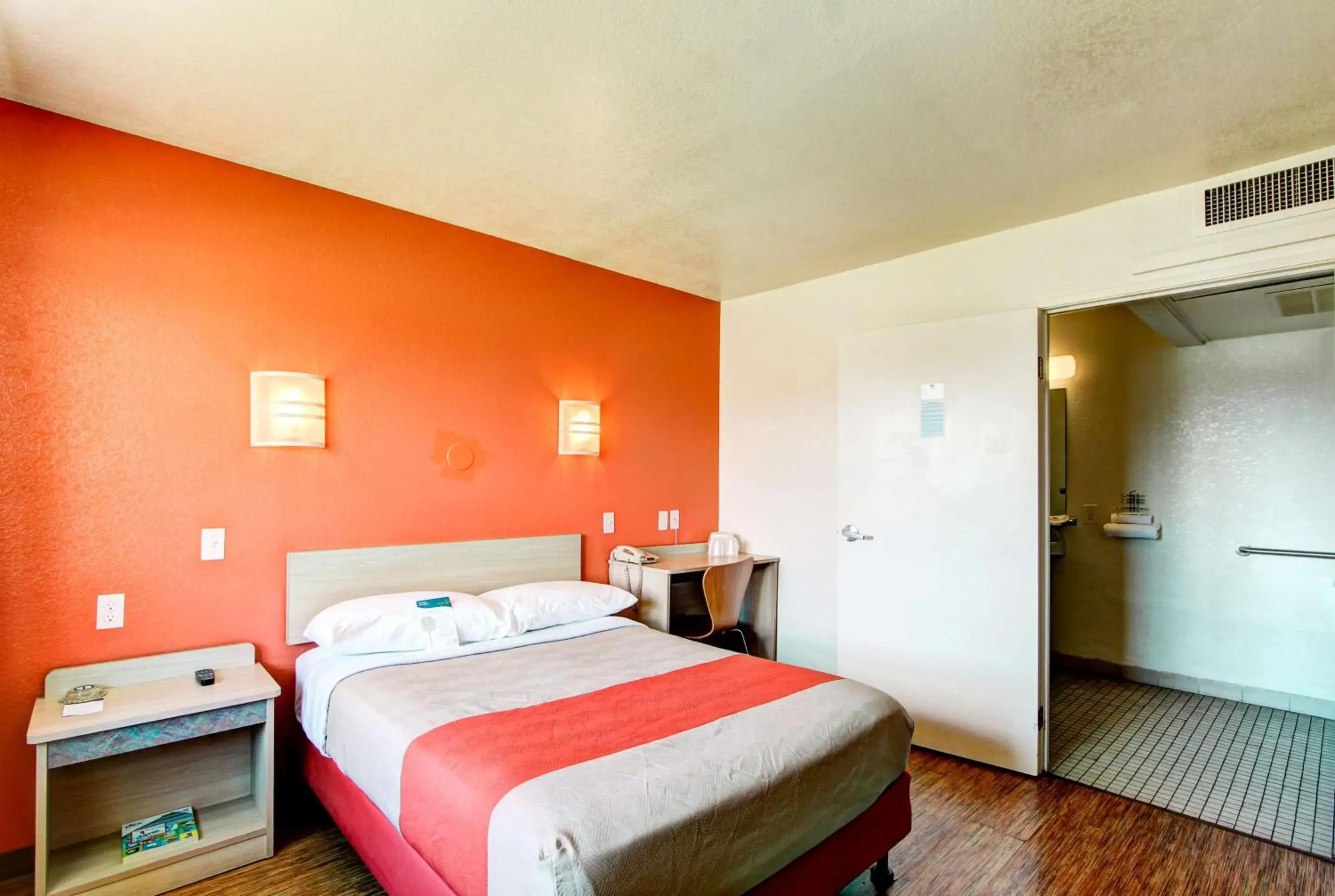 Bedroom, Bed in Motel 6-Denver, CO - Airport