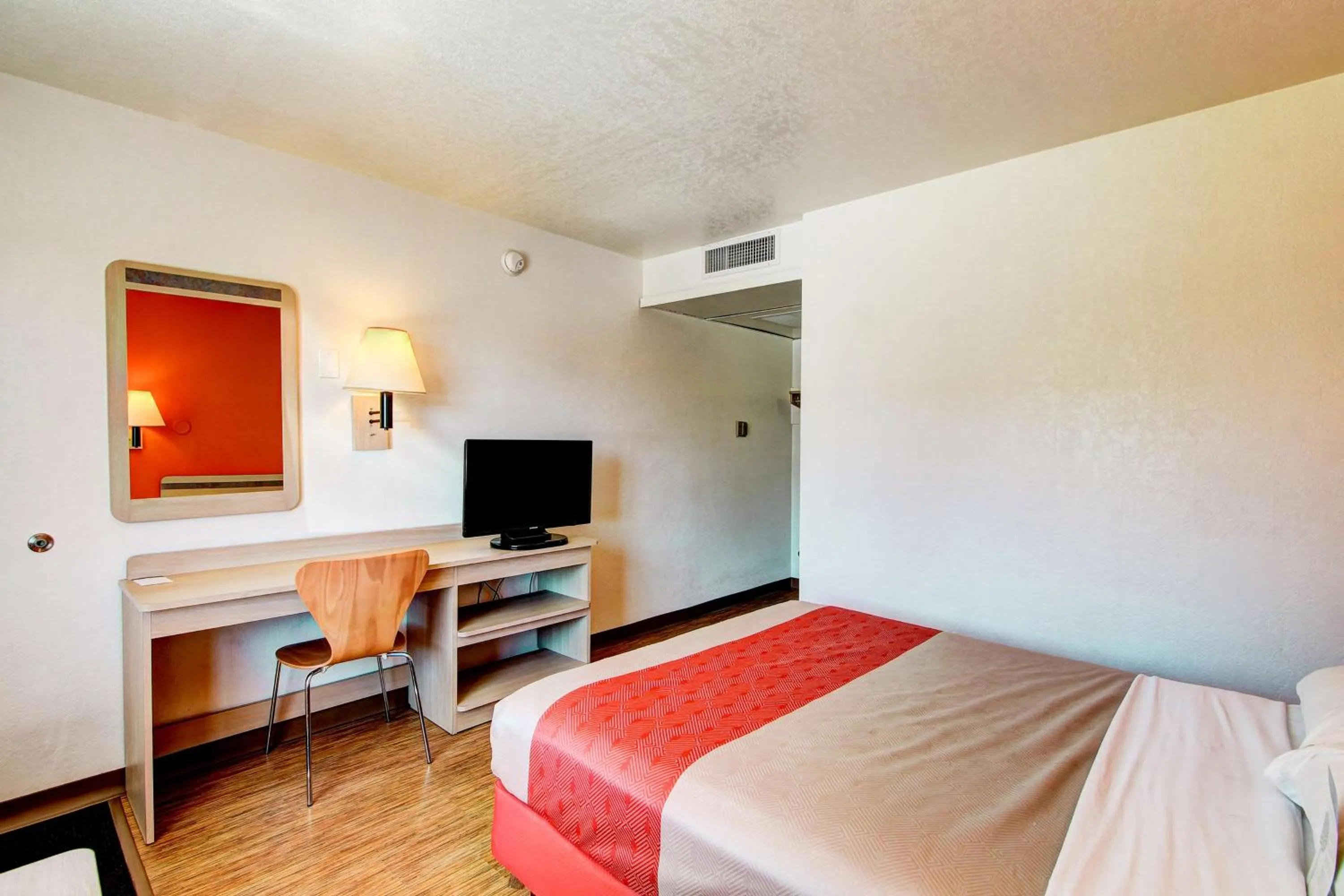TV and multimedia, Bed in Motel 6-Denver, CO - Airport
