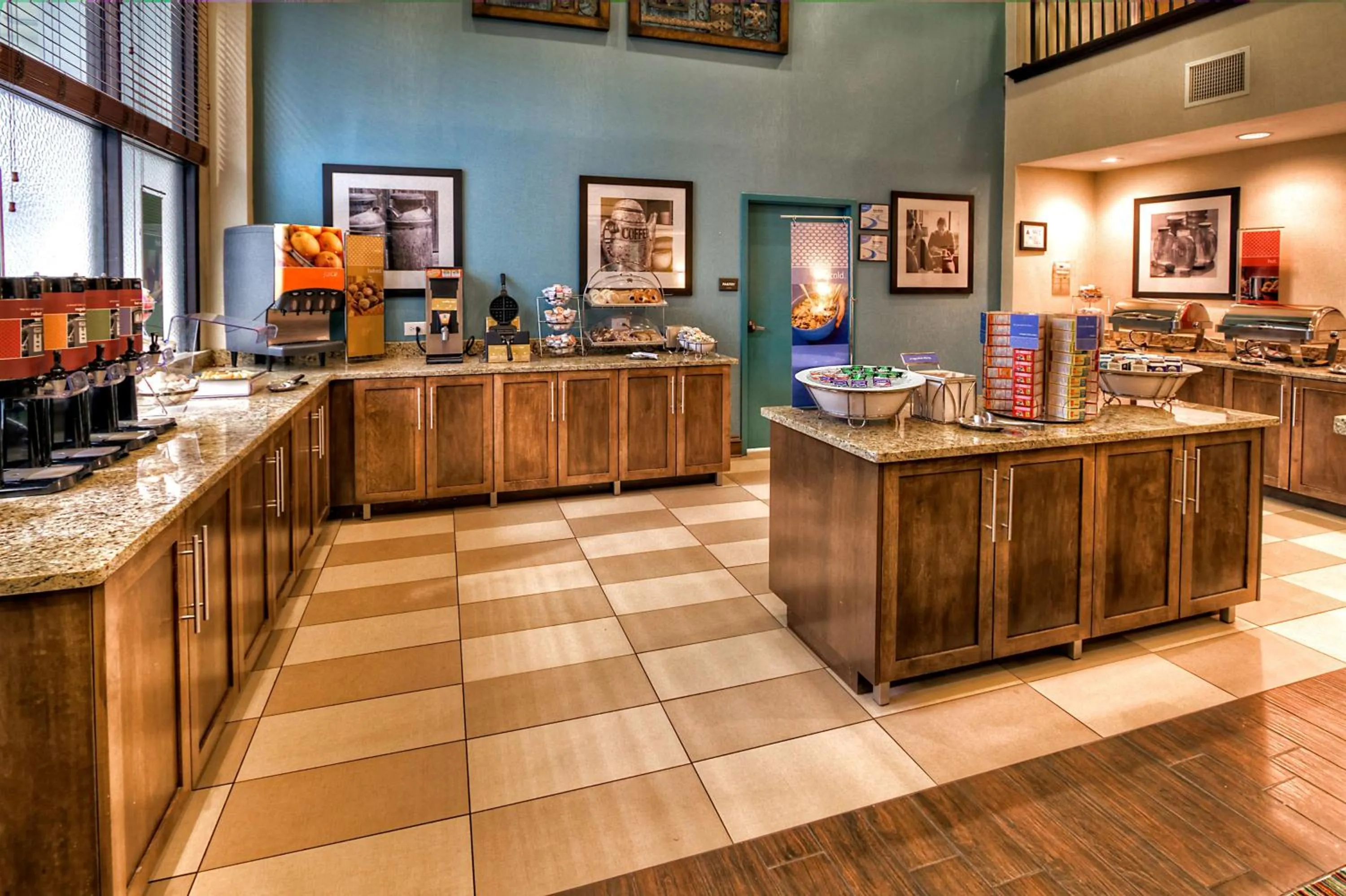 Dining area in Hampton Inn Marion