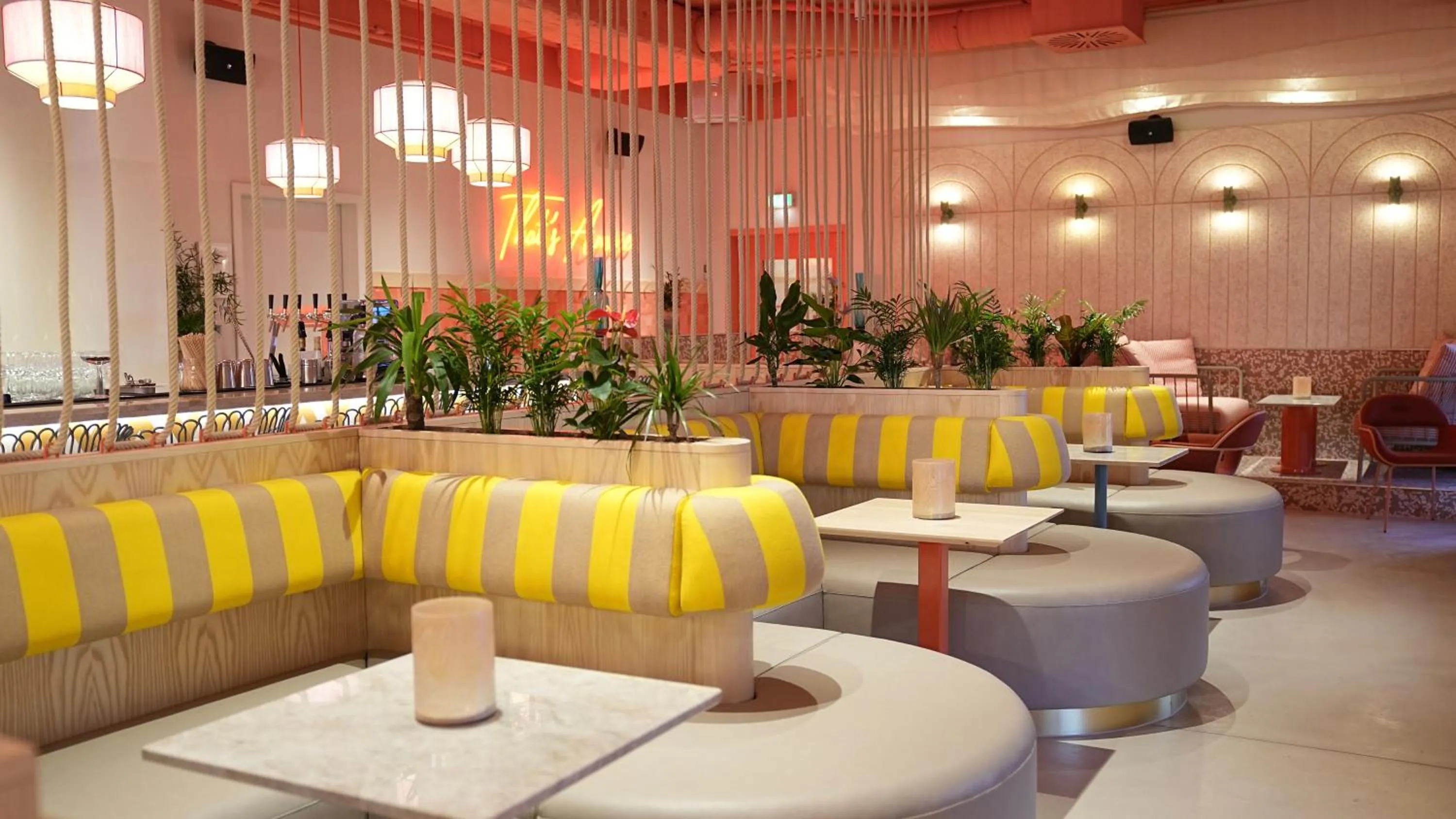 Lounge or bar in Beach Motel Heiligenhafen