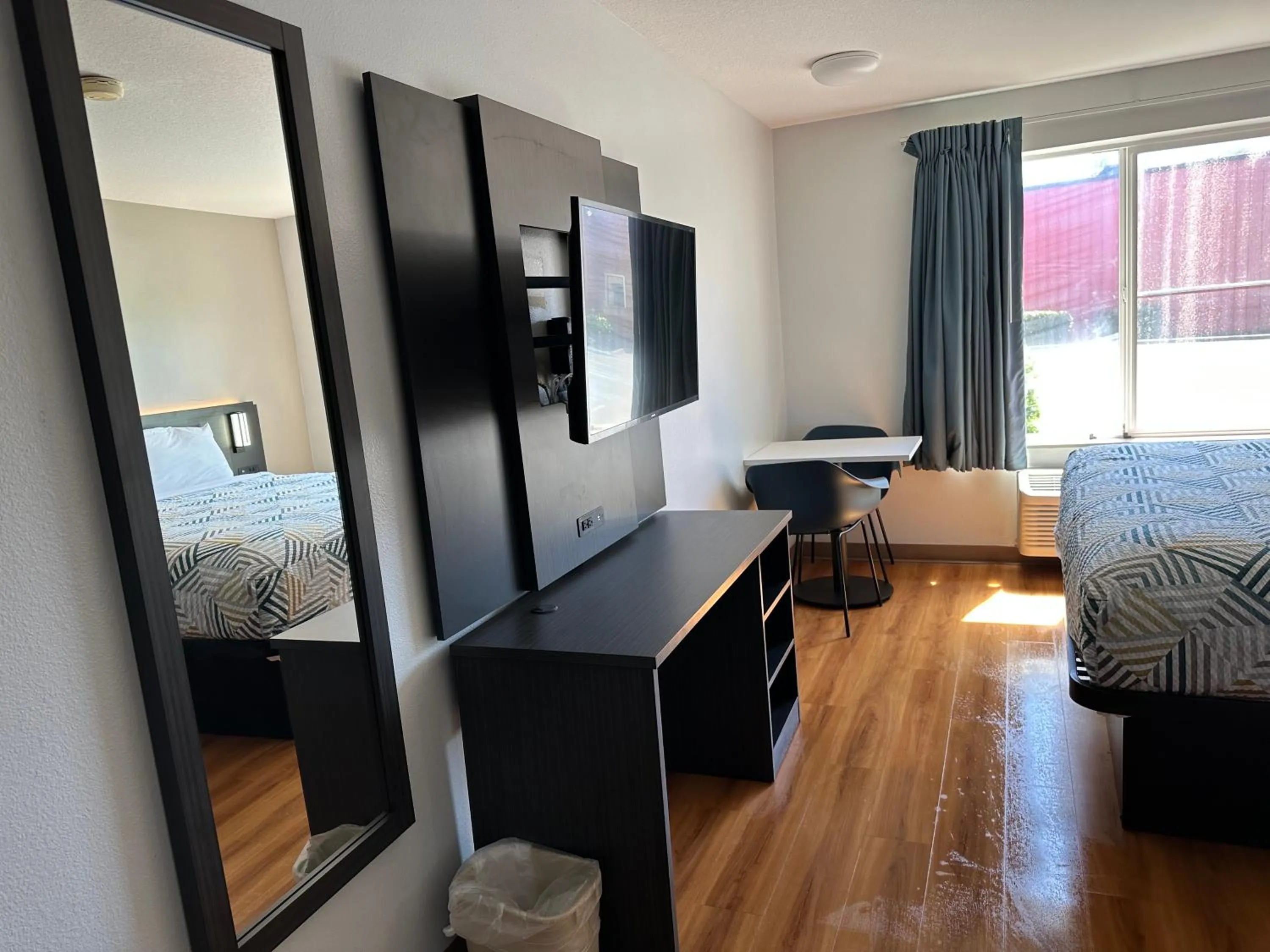 TV and multimedia, Bed in Motel 6-Seaside, OR