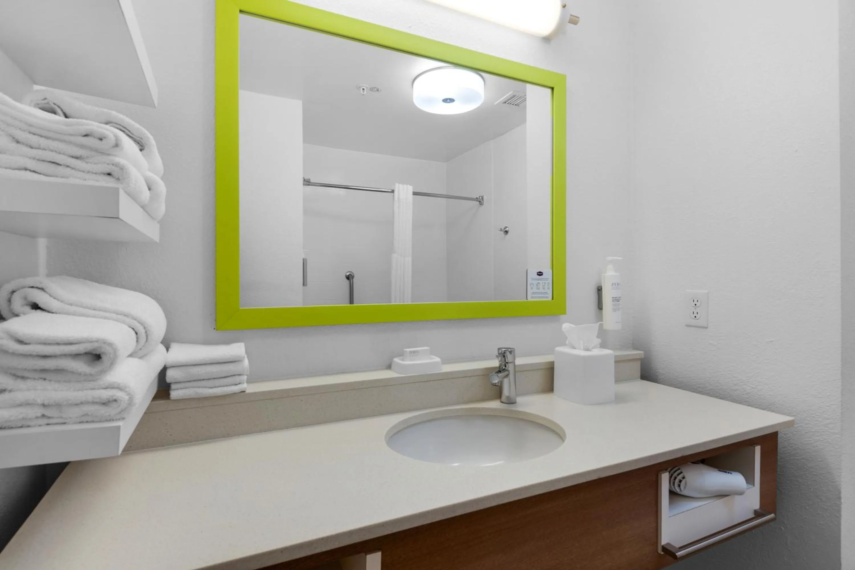 Bathroom in Hampton Inn & Suites Pensacola I-10 N at University Town Plaza