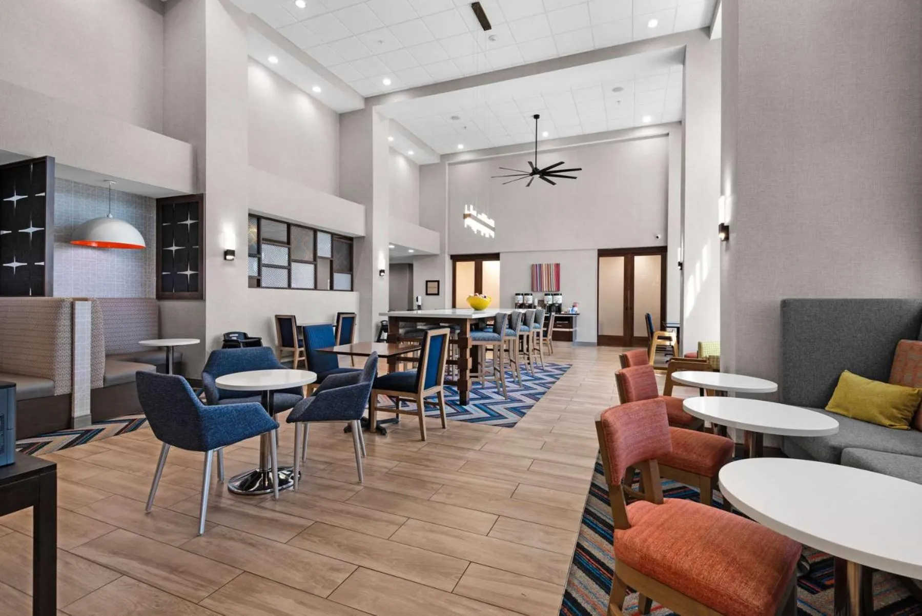 Dining area in Hampton Inn & Suites Pensacola I-10 N at University Town Plaza