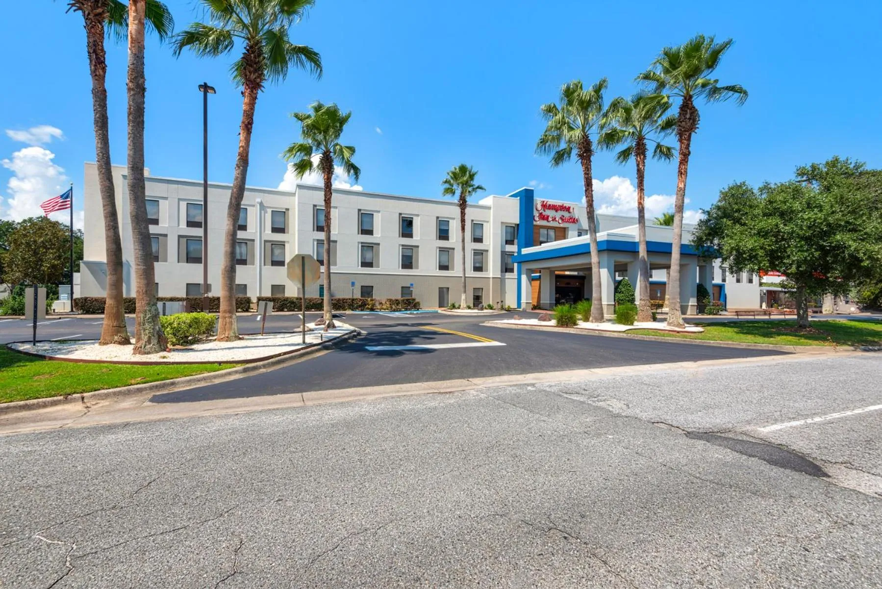 Property building in Hampton Inn & Suites Pensacola I-10 N at University Town Plaza
