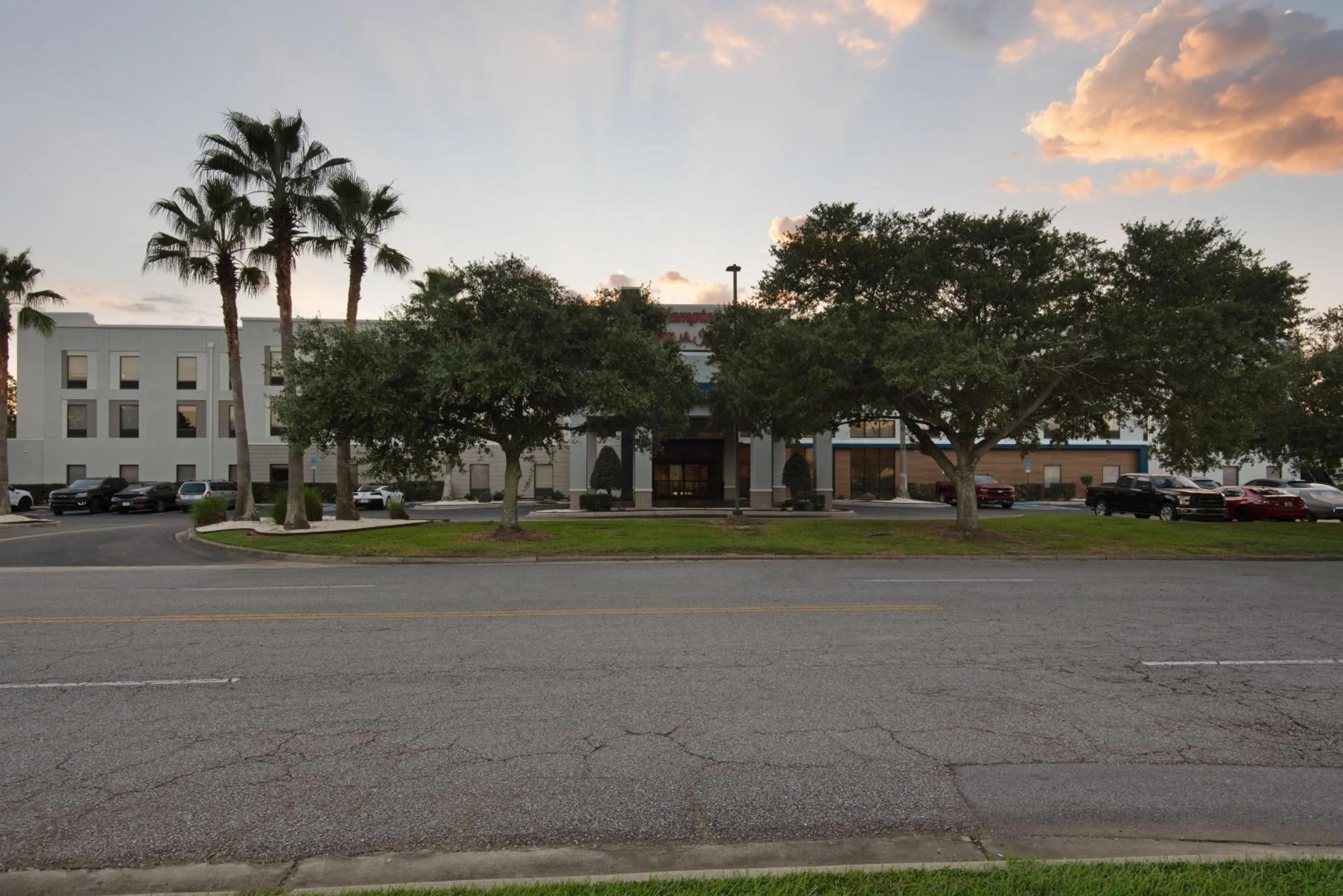 Property building in Hampton Inn & Suites Pensacola I-10 N at University Town Plaza
