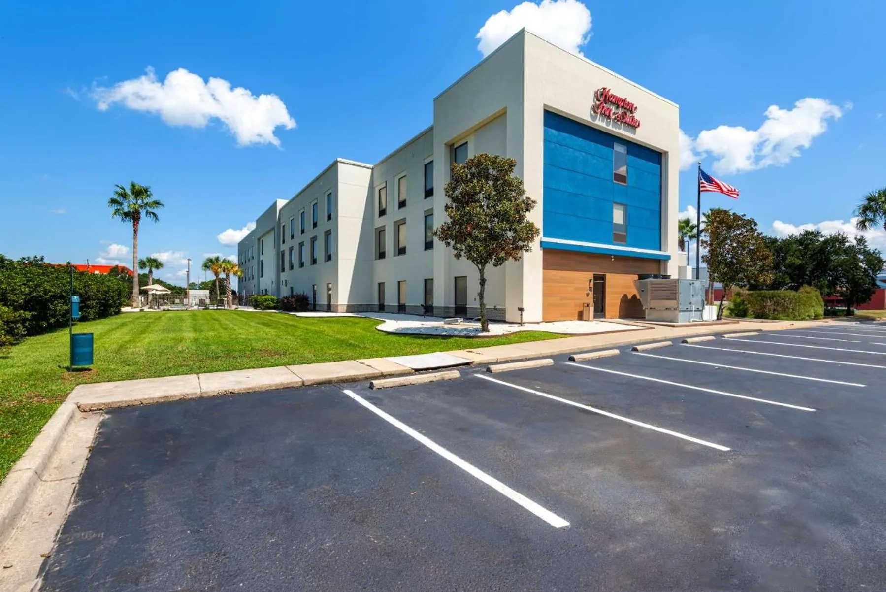 Property building in Hampton Inn & Suites Pensacola I-10 N at University Town Plaza