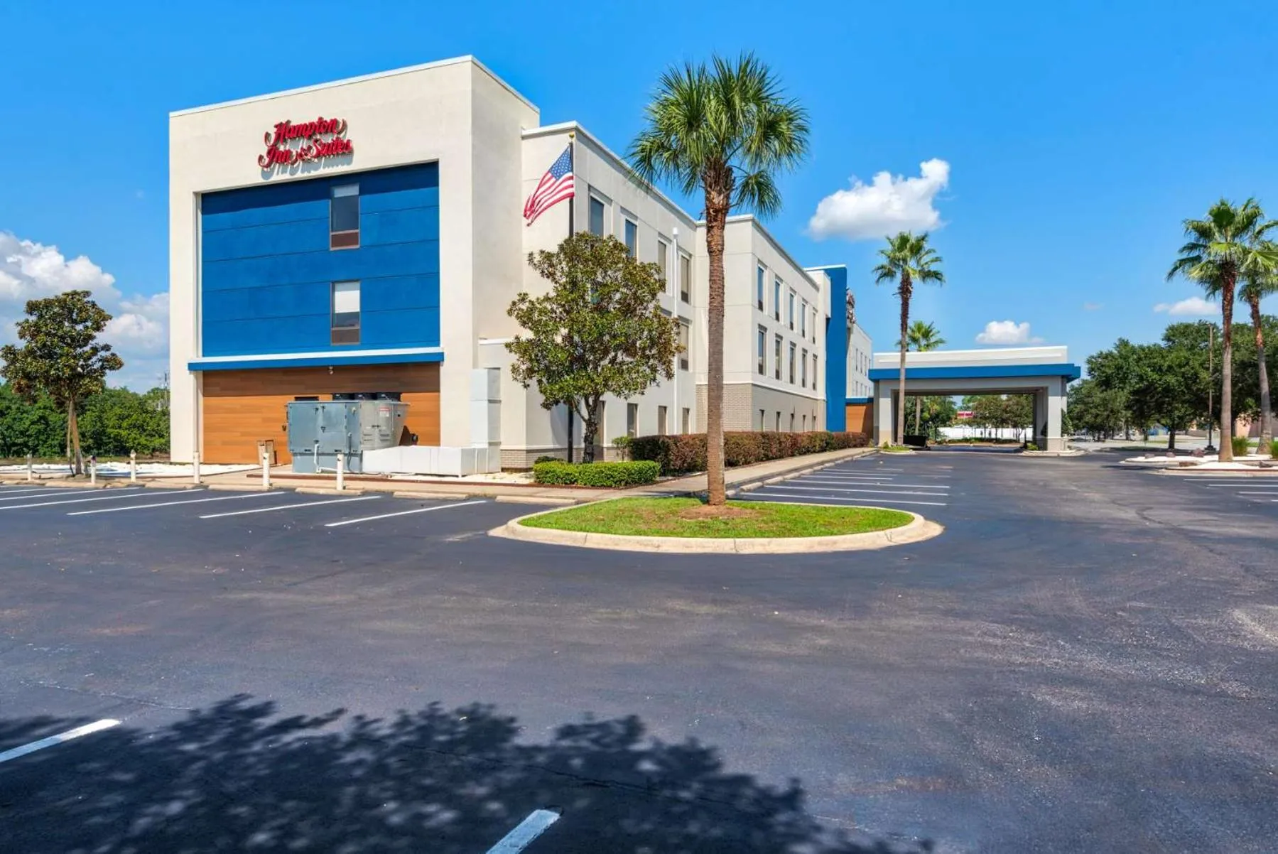Property building in Hampton Inn & Suites Pensacola I-10 N at University Town Plaza