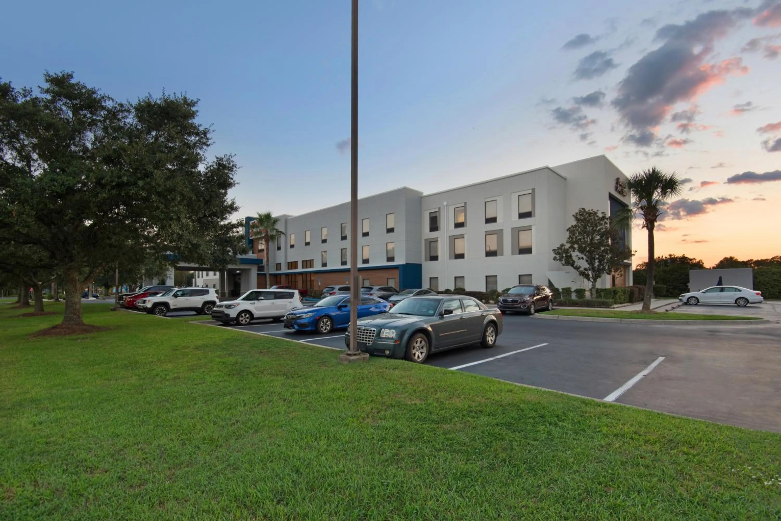 Property building in Hampton Inn & Suites Pensacola I-10 N at University Town Plaza