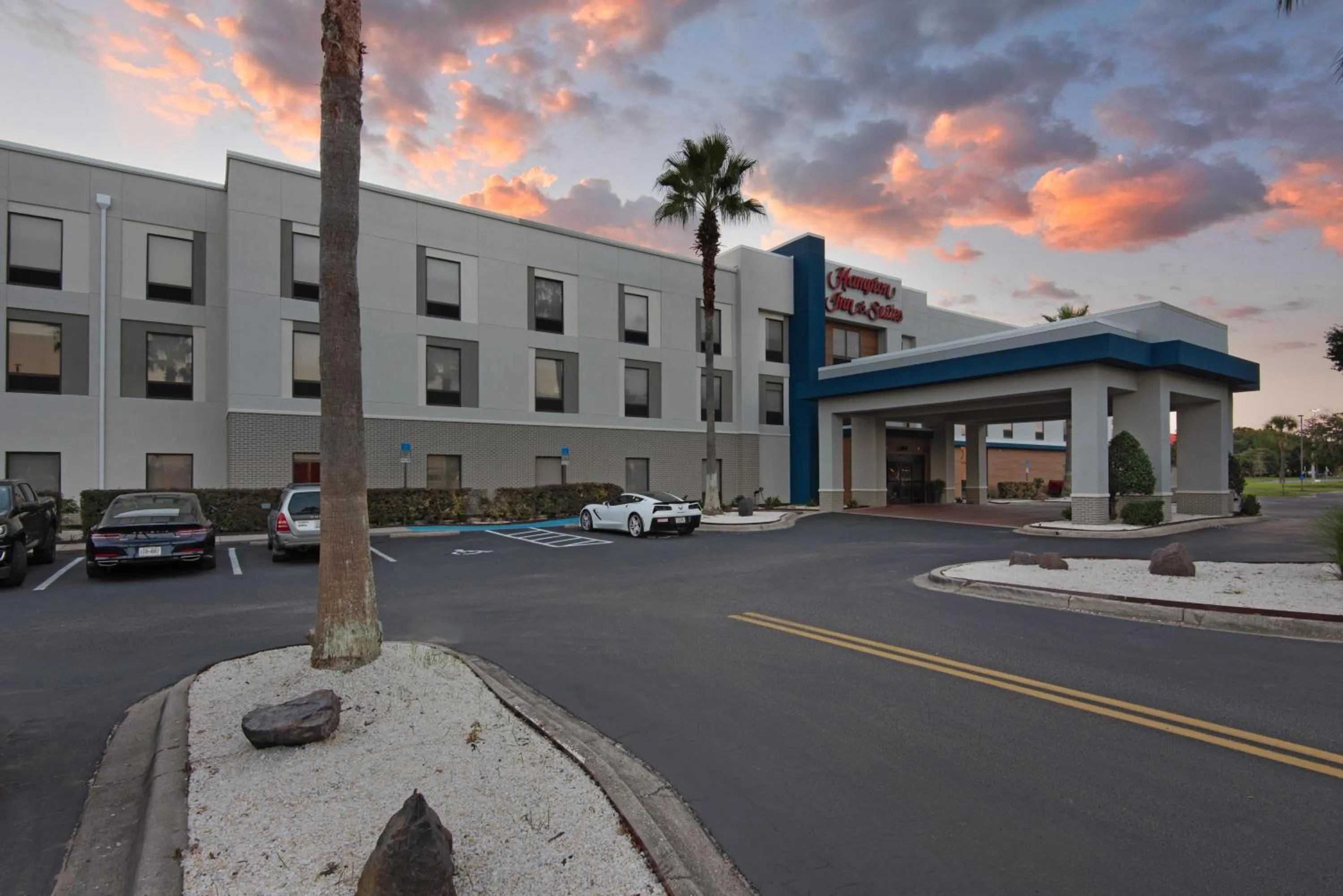 Property building in Hampton Inn & Suites Pensacola I-10 N at University Town Plaza