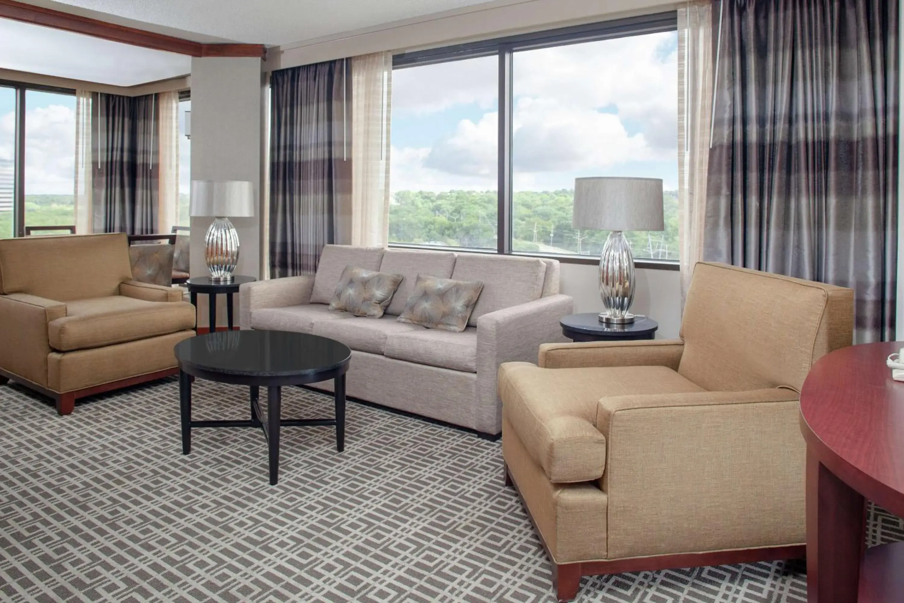 Living room in DoubleTree by Hilton Kansas City - Overland Park Living room in DoubleTree by Hilton Kansas City - Overland Park