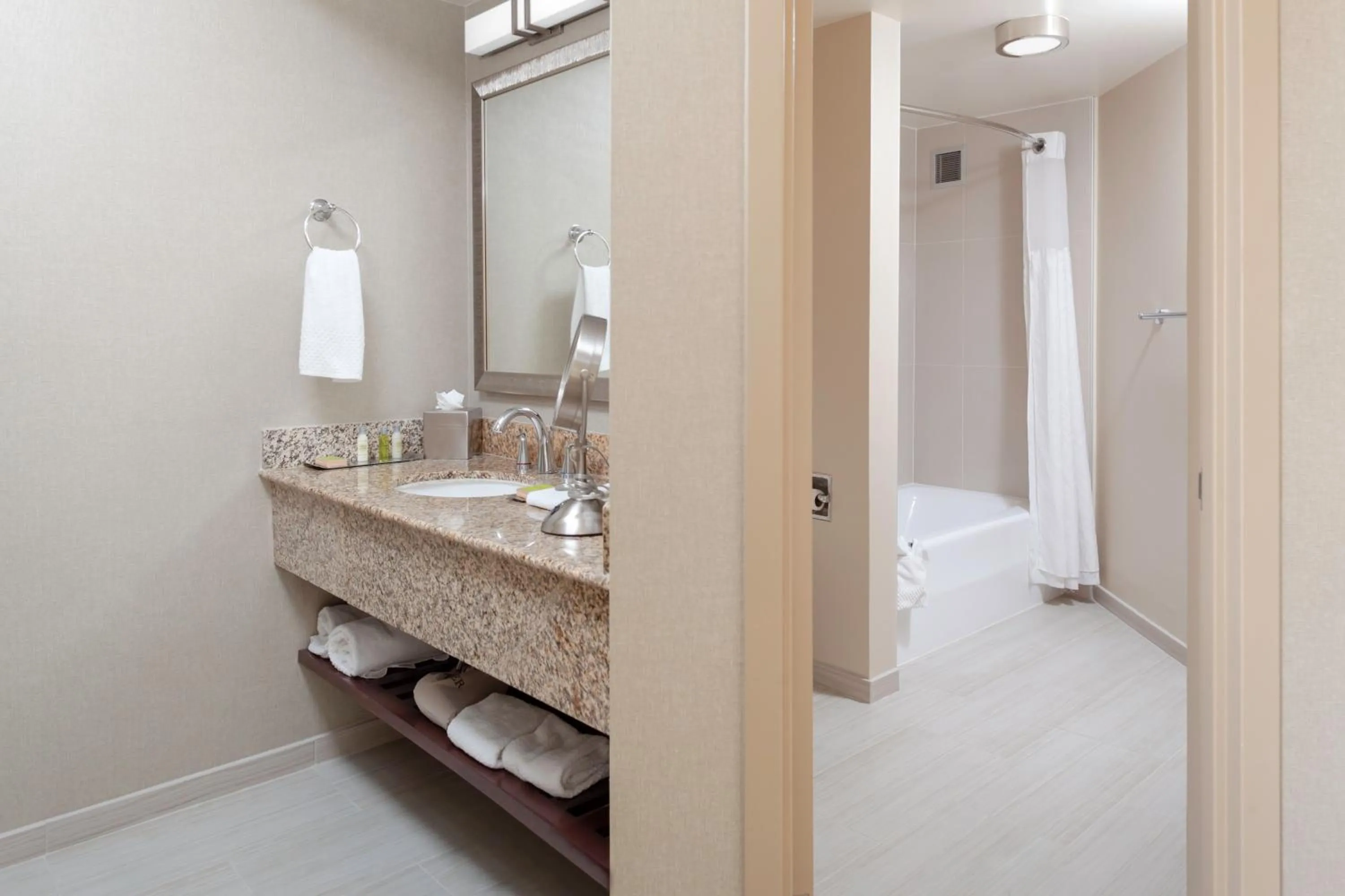 Shower in DoubleTree by Hilton Kansas City - Overland Park