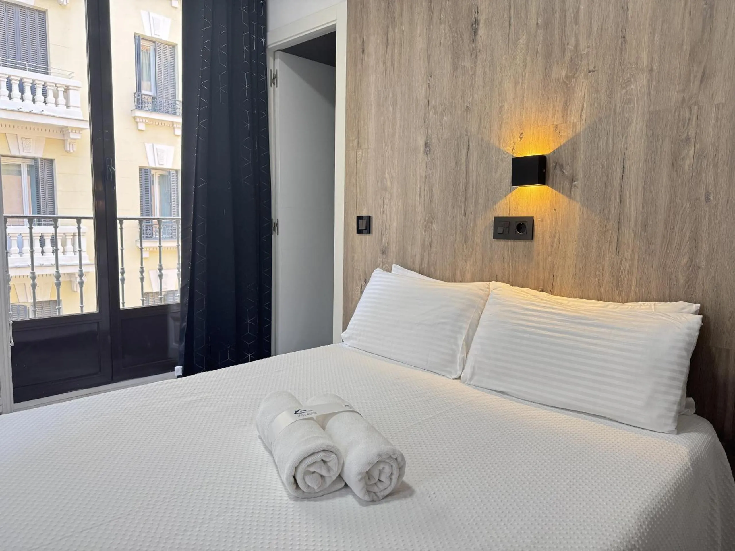 Deluxe Double Room with Balcony in Apartamentos Day Madrid GRAN VIA I