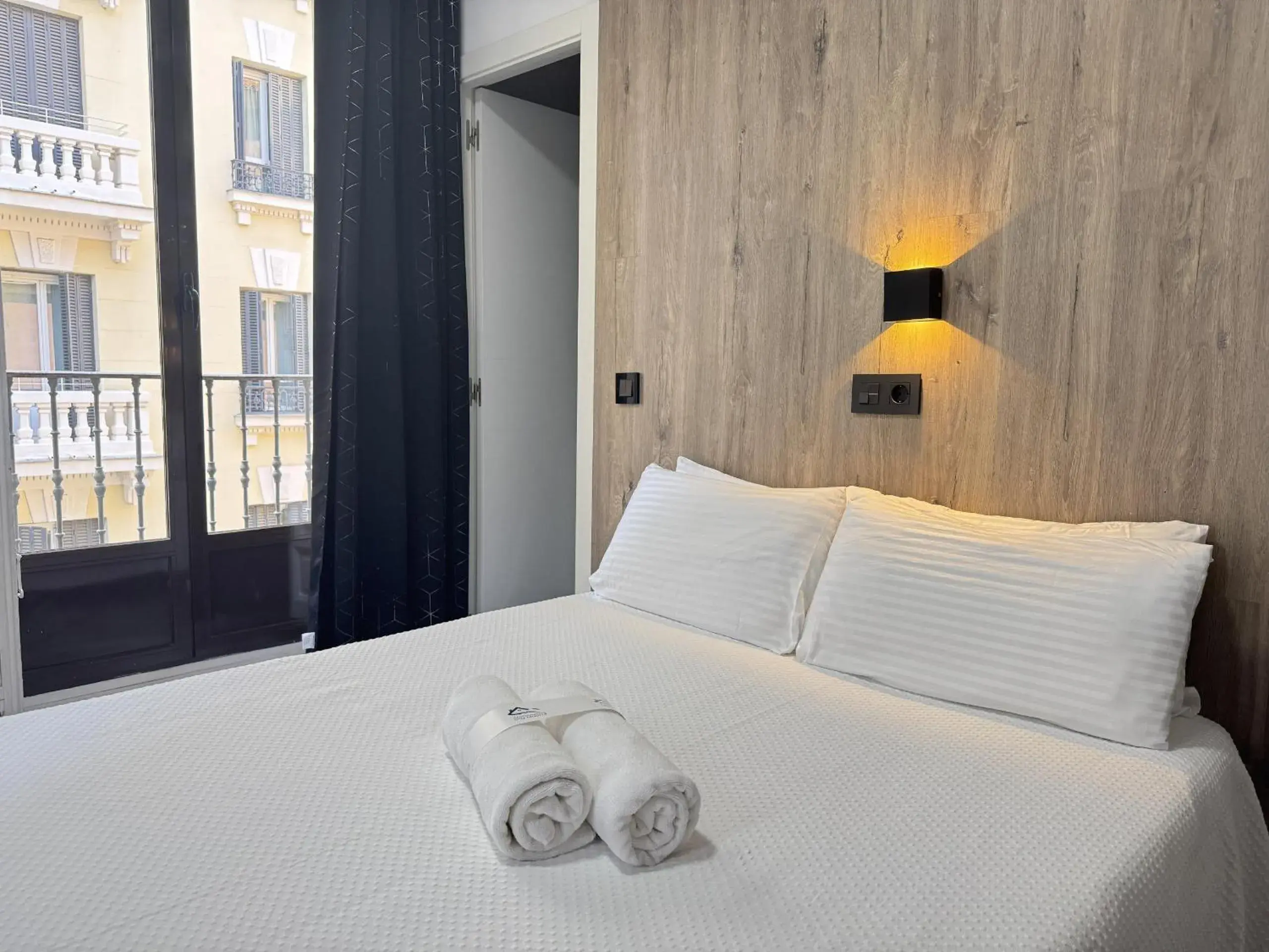 Deluxe Double Room with Balcony in Apartamentos Day Madrid GRAN VIA I Deluxe Double Room with Balcony in Apartamentos Day Madrid GRAN VIA I