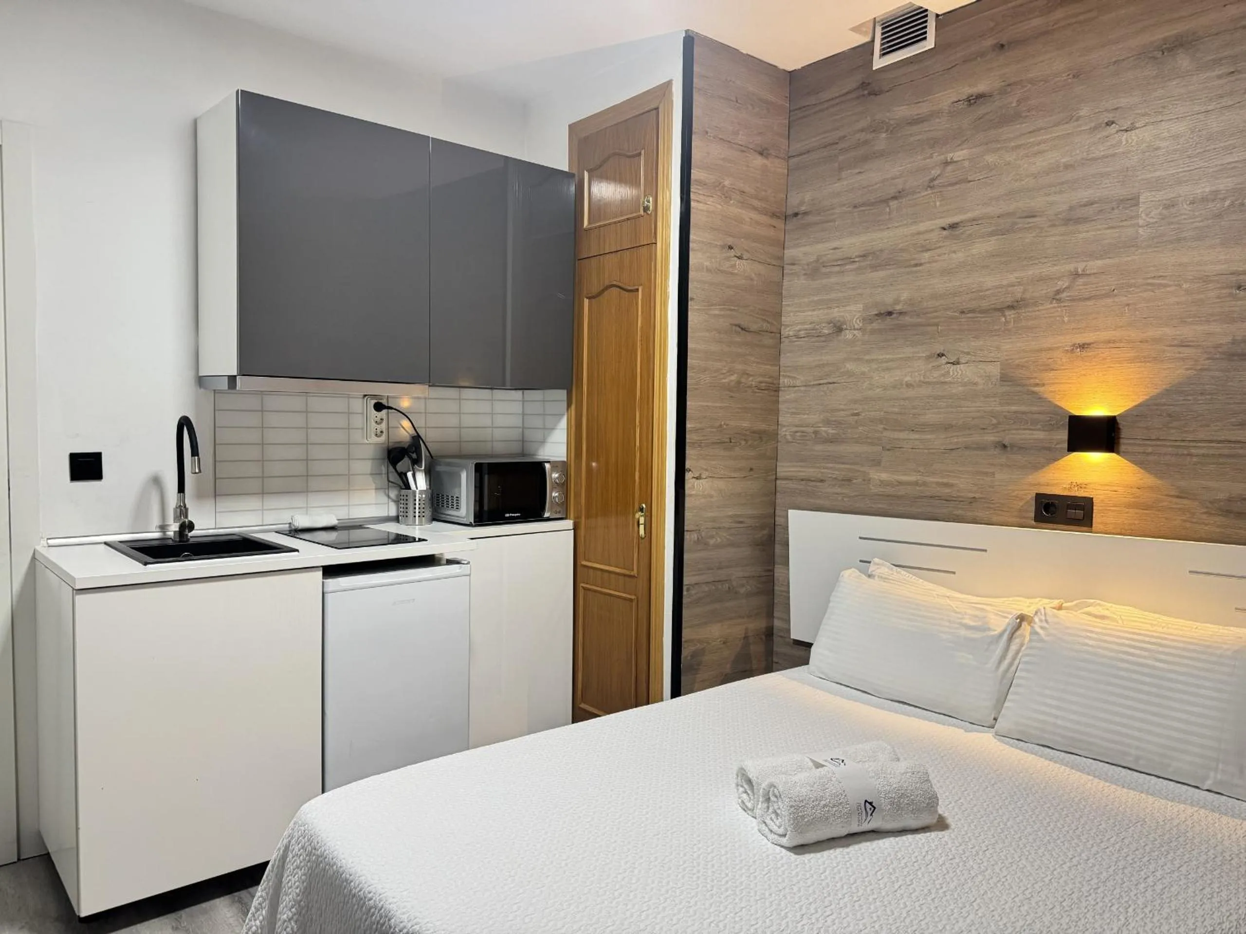 Double Room in Apartamentos Day Madrid GRAN VIA I