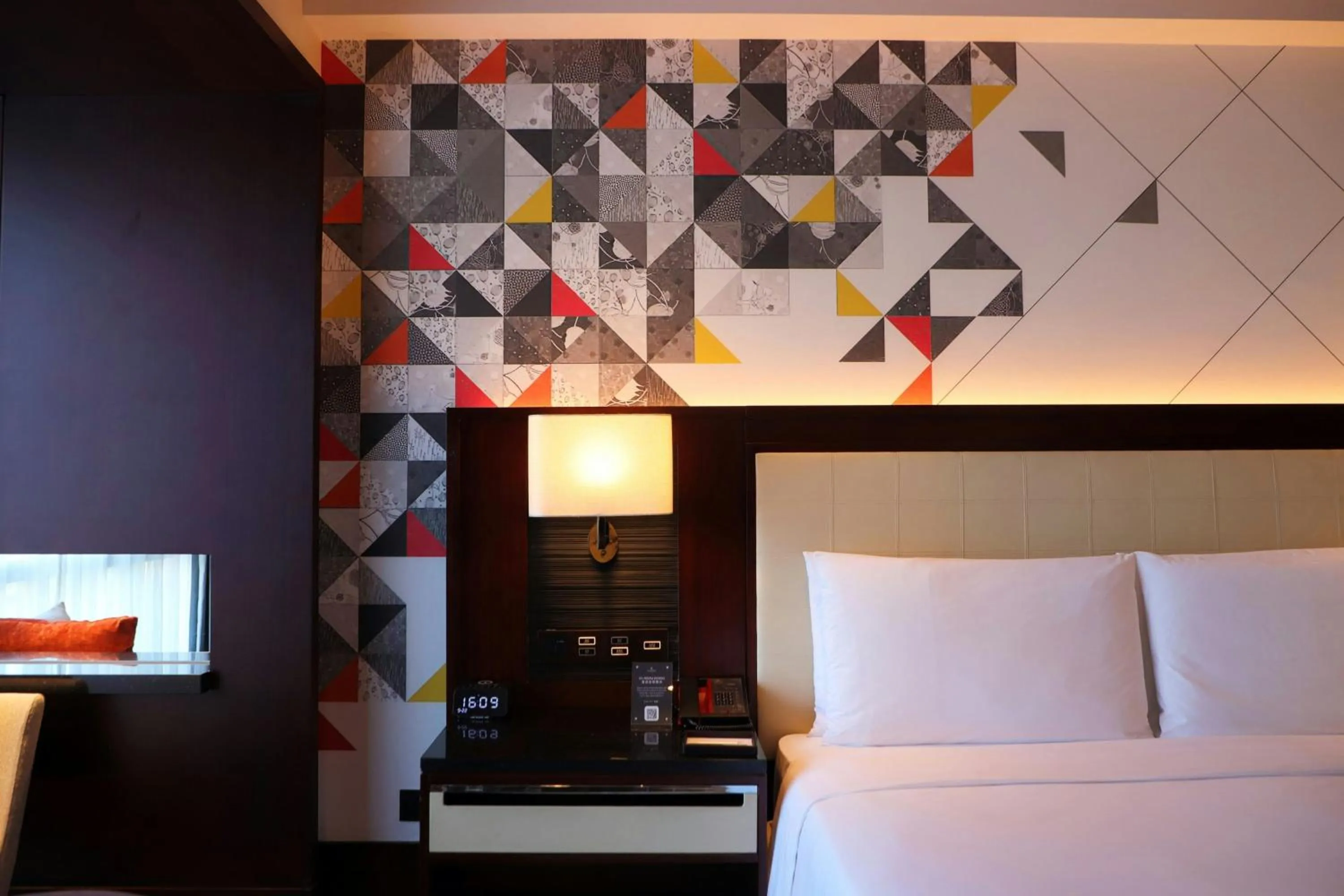 Photo of the whole room, Bed in Renaissance Beijing Capital Hotel