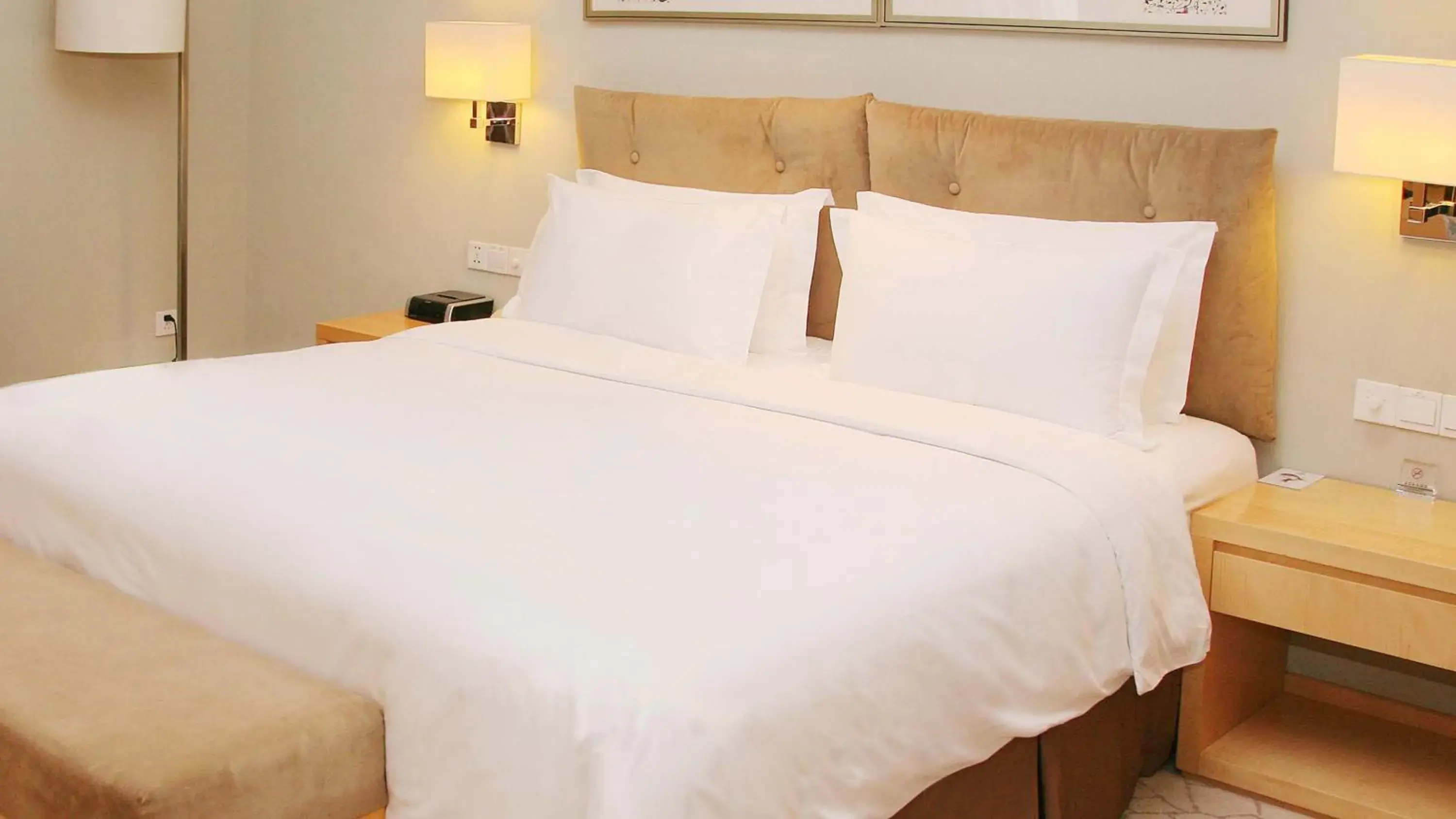 Bedroom, Bed in Holiday Inn Beijing Deshengmen by IHG on 2nd Ring Road Extension 10-15 minute taxi ride to Shichahai Lama Temple Drum Tower Close to Beijing North Station for Badaling Great Wall Near Exit B Jishuitan Metro Line 2 Bedroom, Bed in Holiday Inn Beijing Deshengmen by IHG on 2nd Ring Road Extension 10-15 minute taxi ride to Shichahai Lama Temple Drum Tower Close to Beijing North Station for Badaling Great Wall Near Exit B Jishuitan Metro Line 2