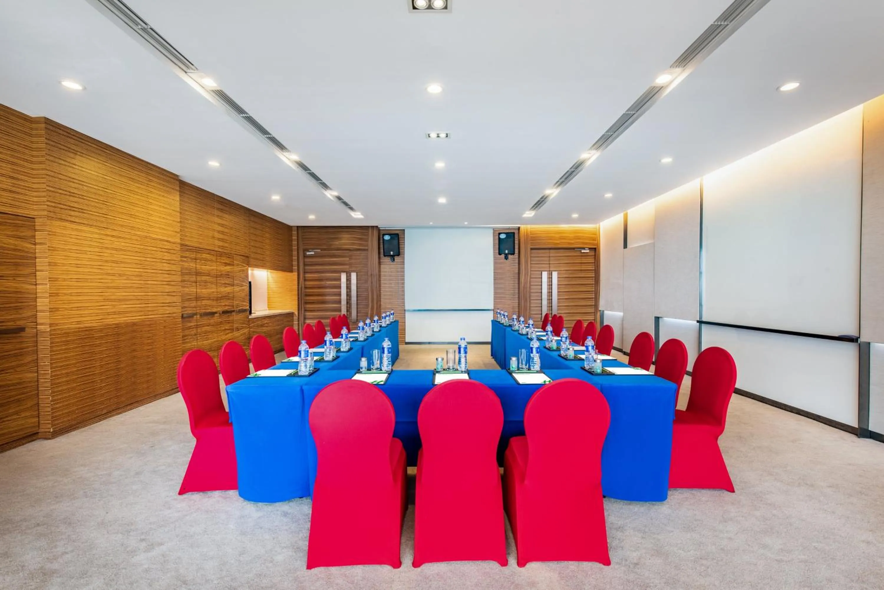 Meeting/conference room in Holiday Inn Beijing Deshengmen by IHG