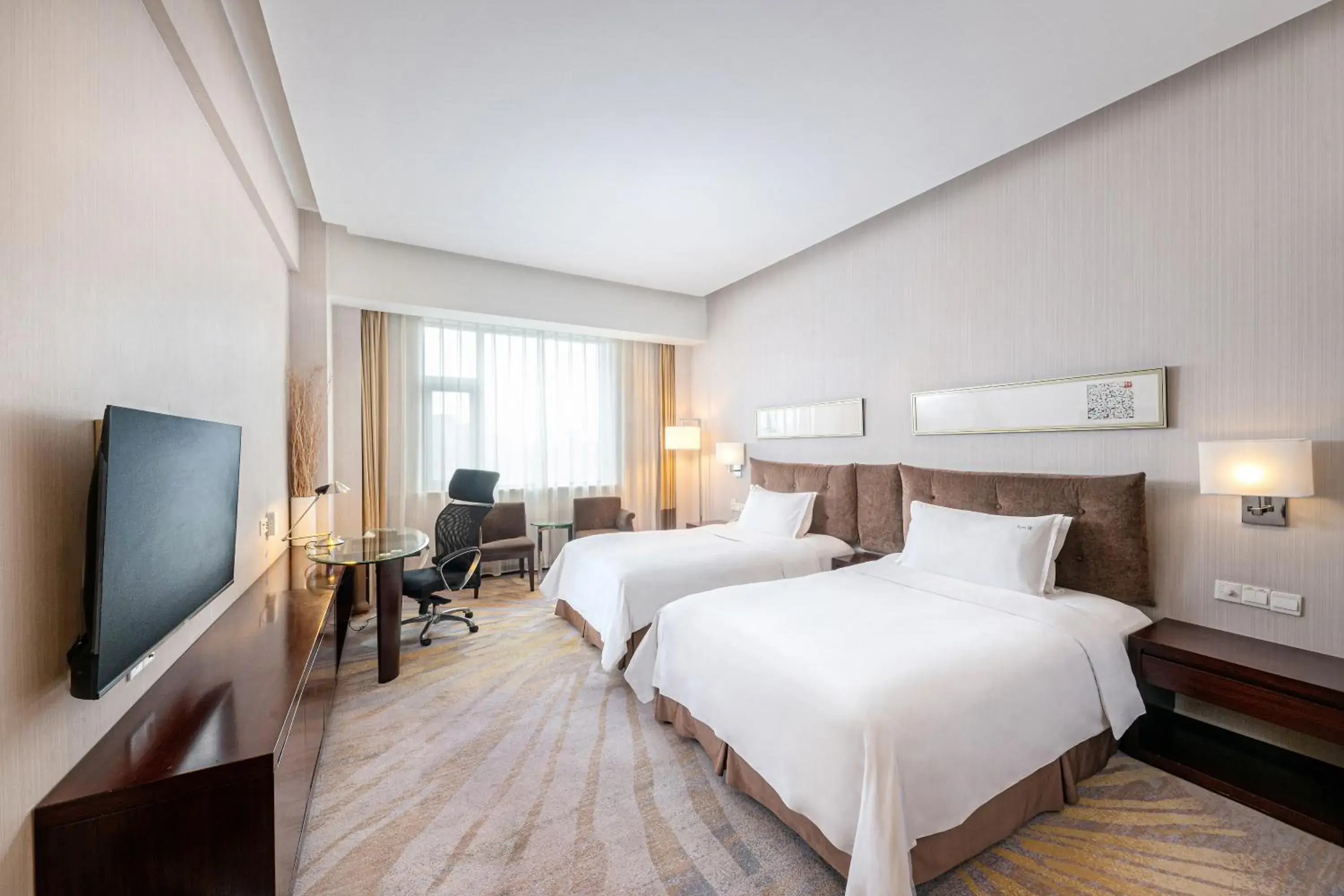 Photo of the whole room, Bed in Holiday Inn Beijing Deshengmen by IHG on 2nd Ring Road Extension 10-15 minute taxi ride to Shichahai Lama Temple Drum Tower Close to Beijing North Station for Badaling Great Wall Near Exit B Jishuitan Metro Line 2 Photo of the whole room, Bed in Holiday Inn Beijing Deshengmen by IHG on 2nd Ring Road Extension 10-15 minute taxi ride to Shichahai Lama Temple Drum Tower Close to Beijing North Station for Badaling Great Wall Near Exit B Jishuitan Metro Line 2