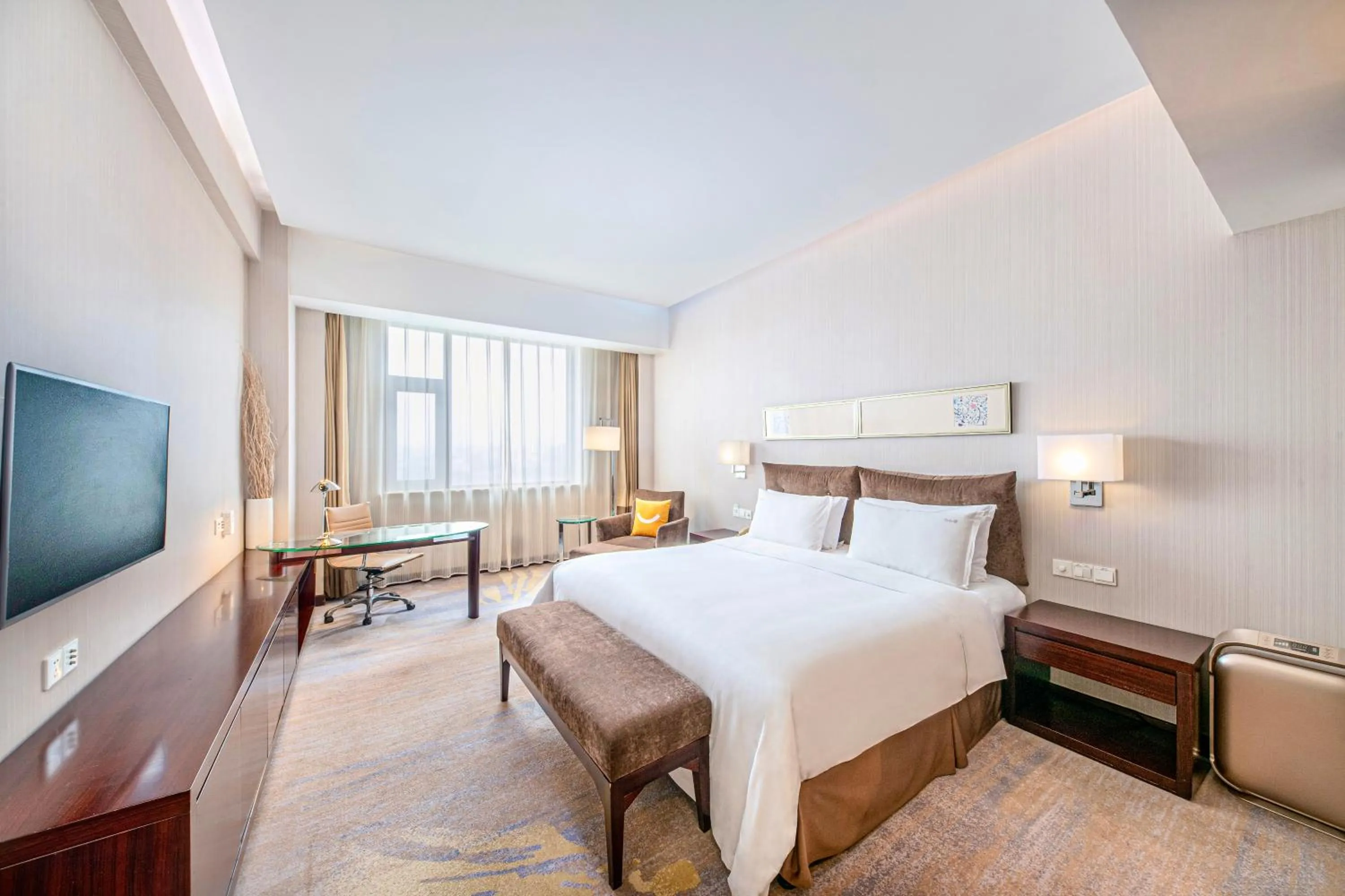 Photo of the whole room, Bed in Holiday Inn Beijing Deshengmen by IHG on 2nd Ring Road Extension 10-15 minute taxi ride to Shichahai Lama Temple Drum Tower Close to Beijing North Station for Badaling Great Wall Near Exit B Jishuitan Metro Line 2