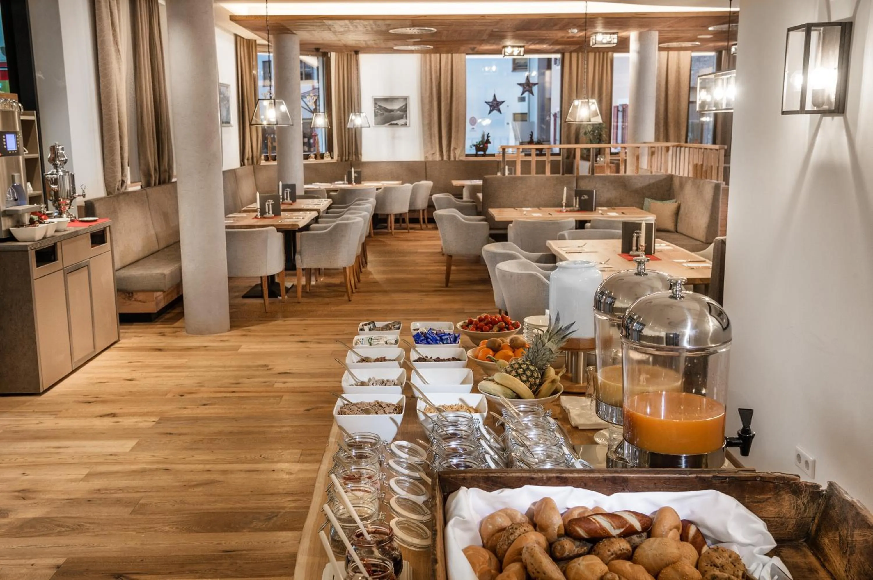 Restaurant/places to eat in AlpenParks Hotel & Apartment Orgler Kaprun