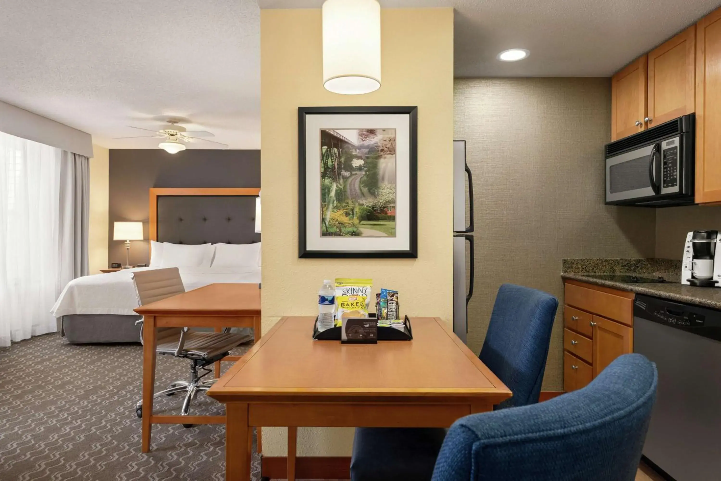 Bed in Homewood Suites by Hilton Allentown-Bethlehem Airport Bed in Homewood Suites by Hilton Allentown-Bethlehem Airport
