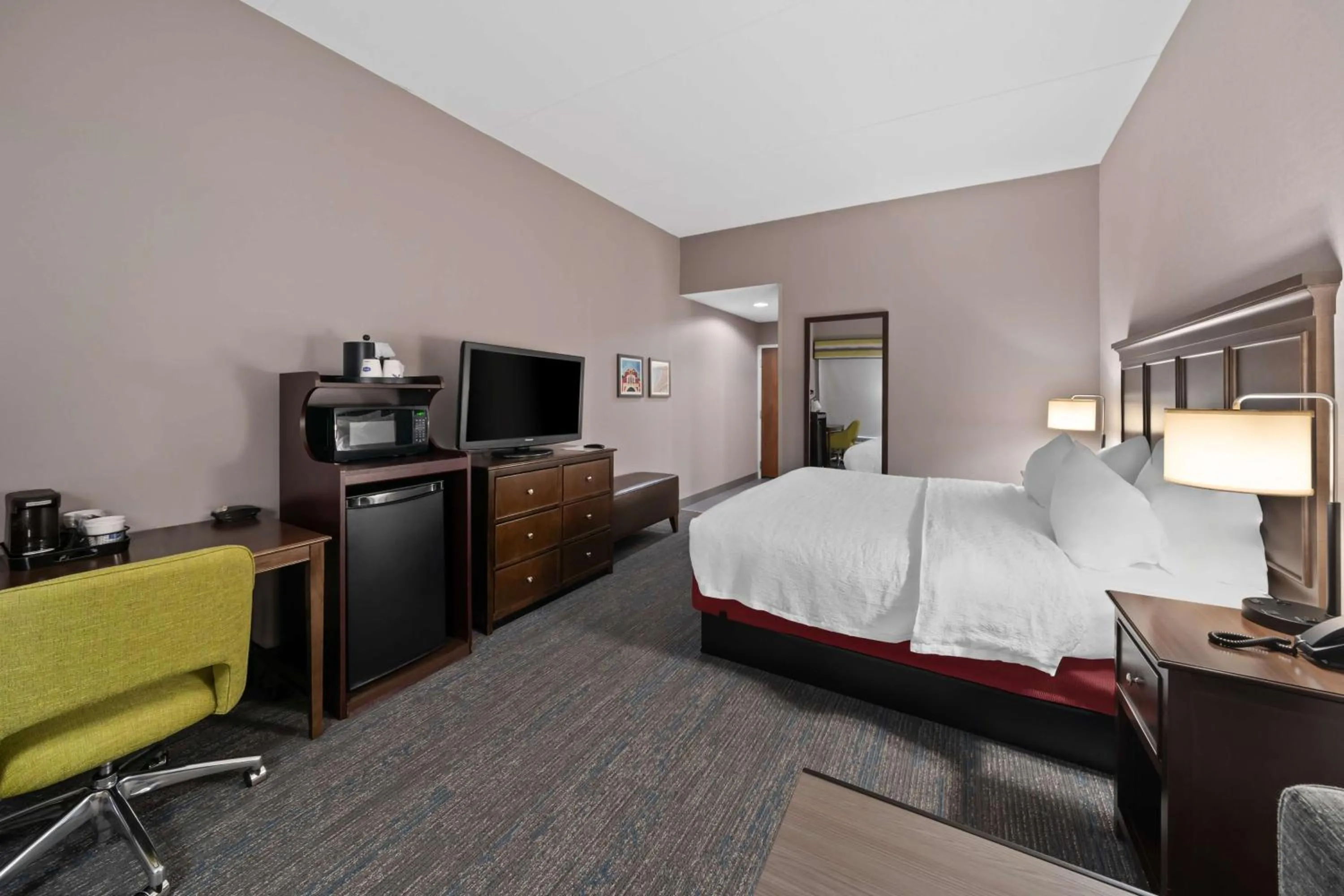 Bedroom, Bed in Hampton Inn Franklin