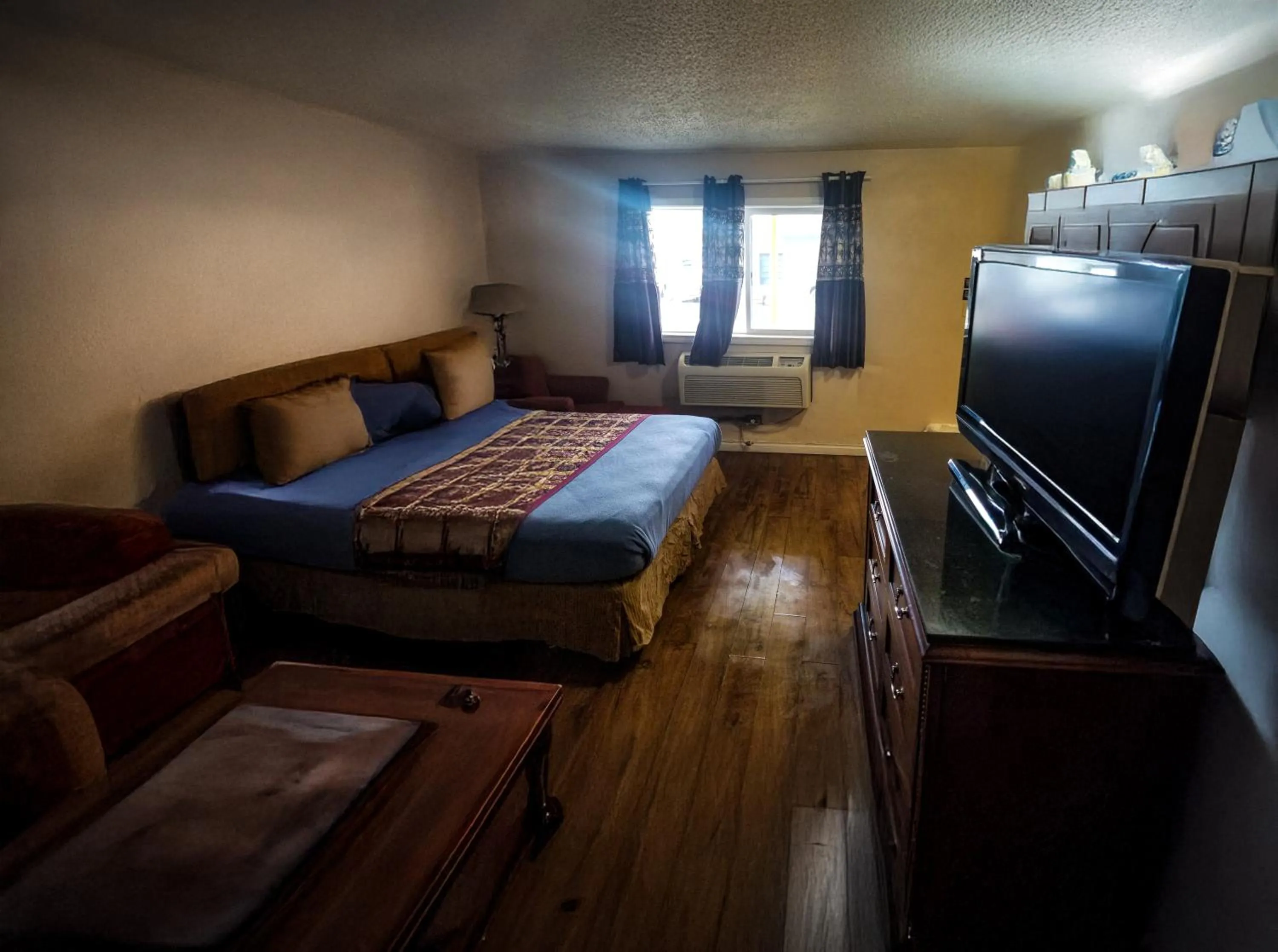 Property building, Bed in Travel Inn