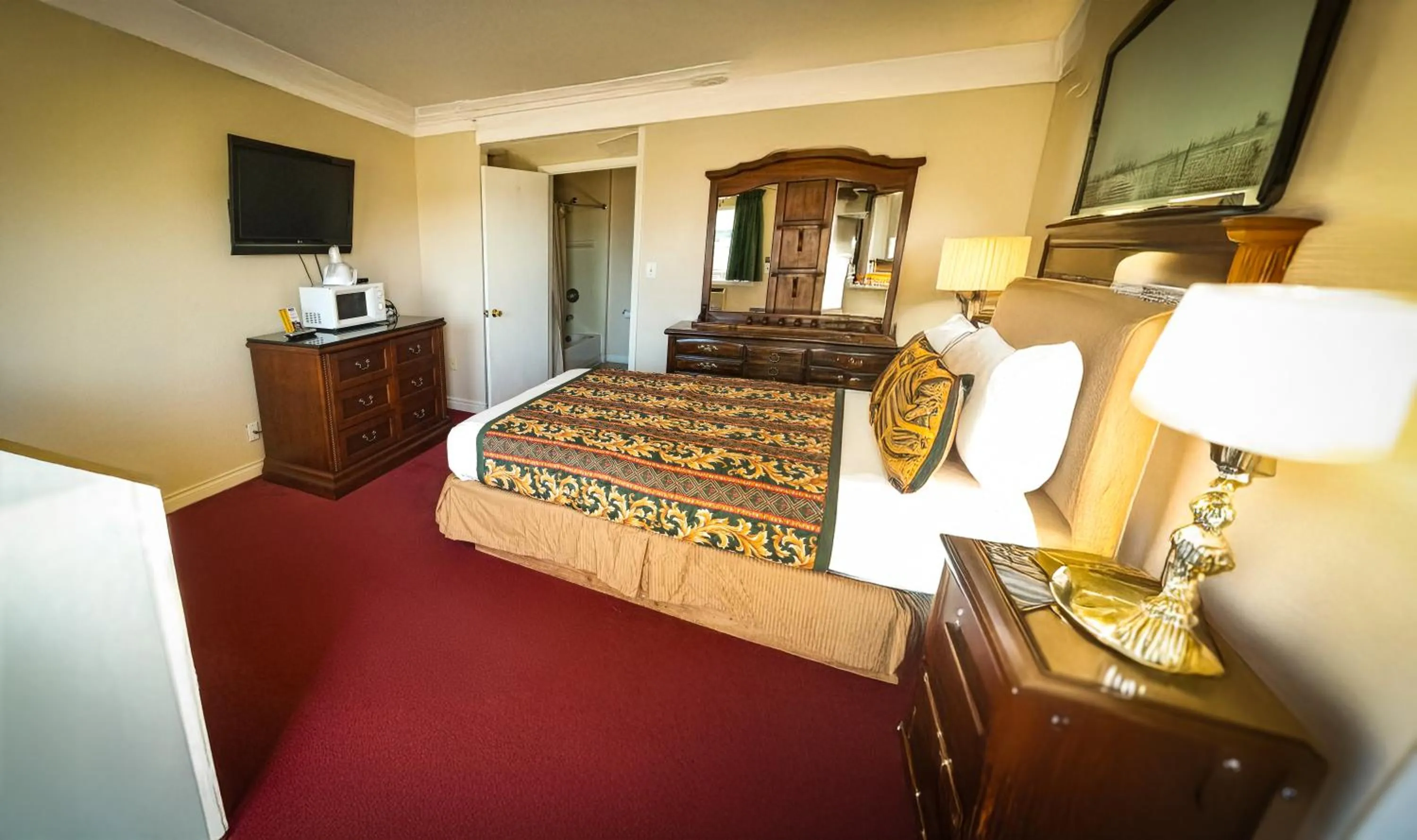 Bathroom, Bed in Travel Inn