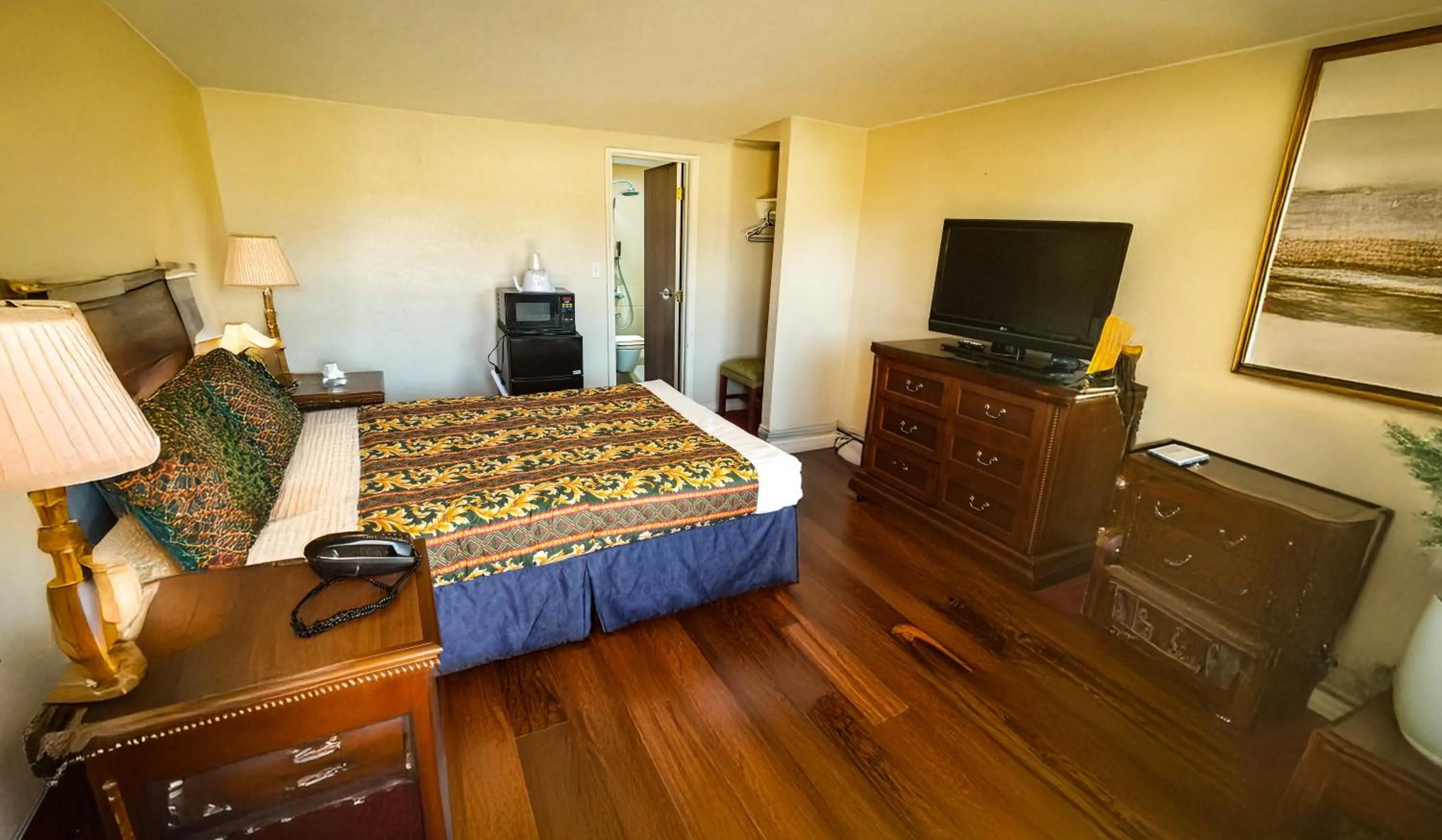 Shower, Bed in Travel Inn