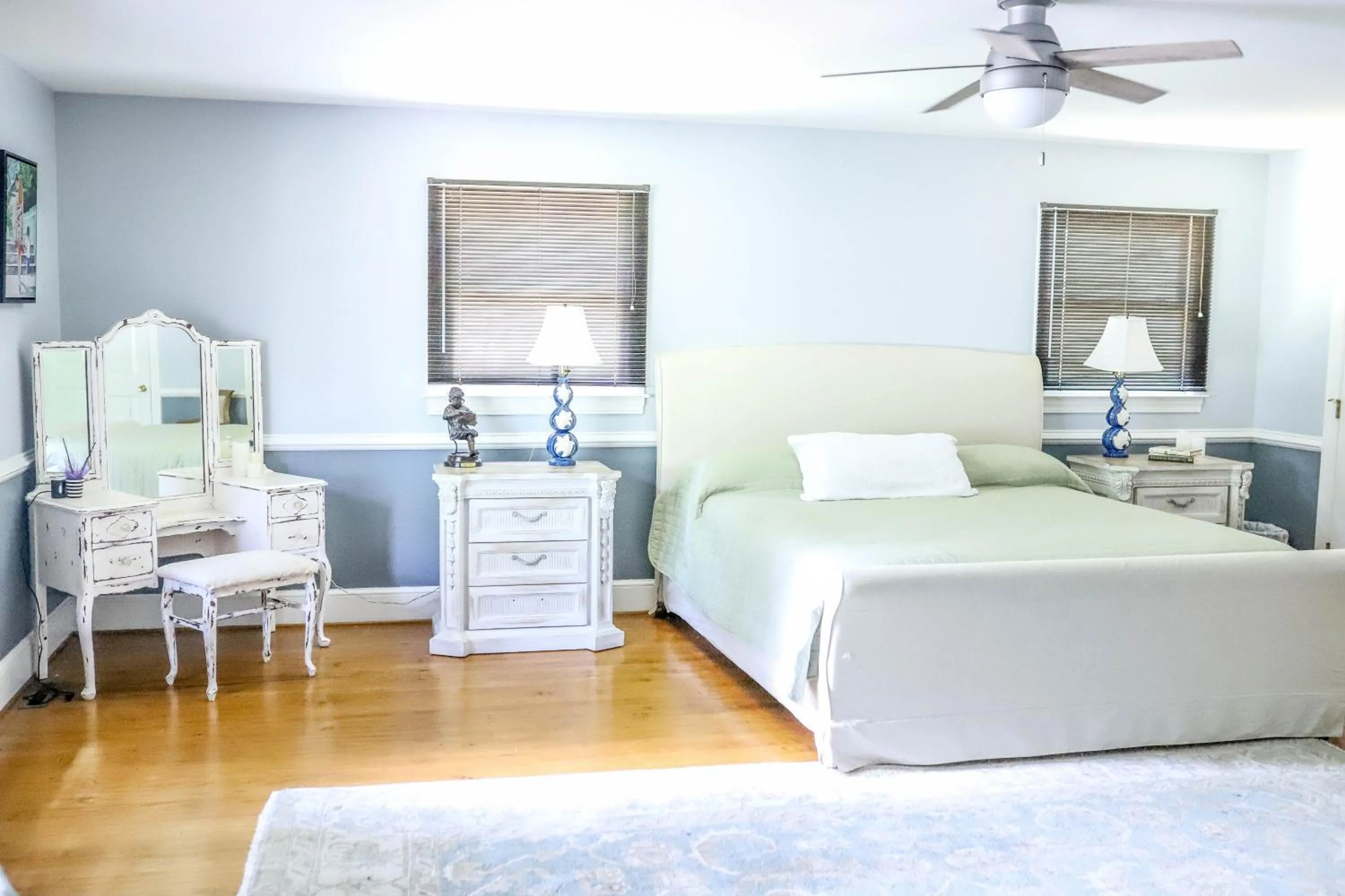 Bed in Early Inn at the Grove