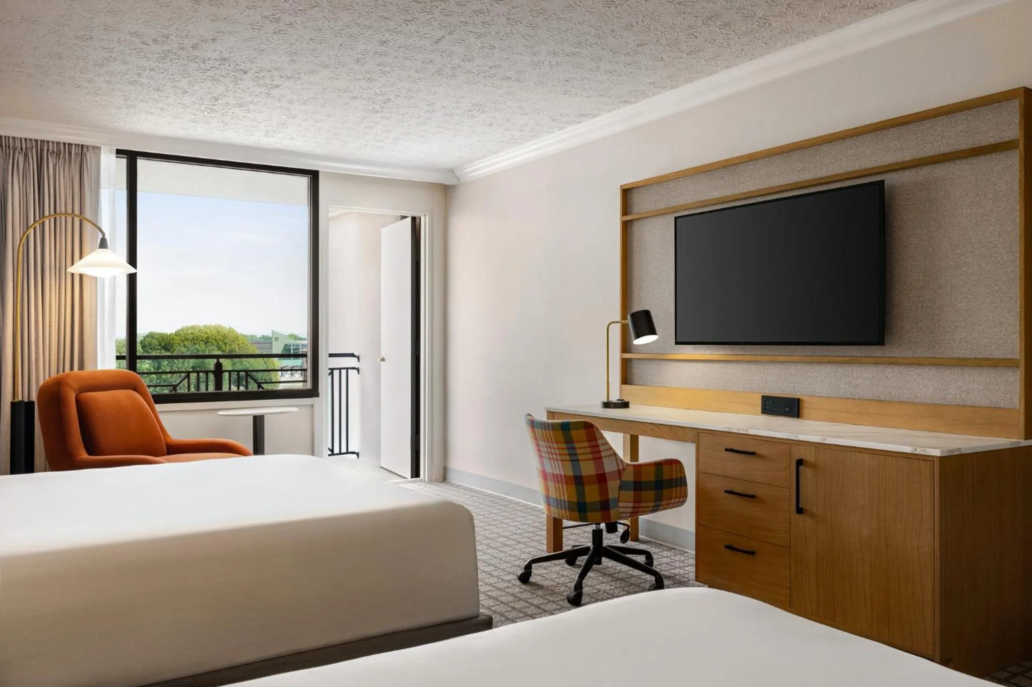 Photo of the whole room, Bed in Crowne Plaza Louisville Airport Expo Ctr by IHG