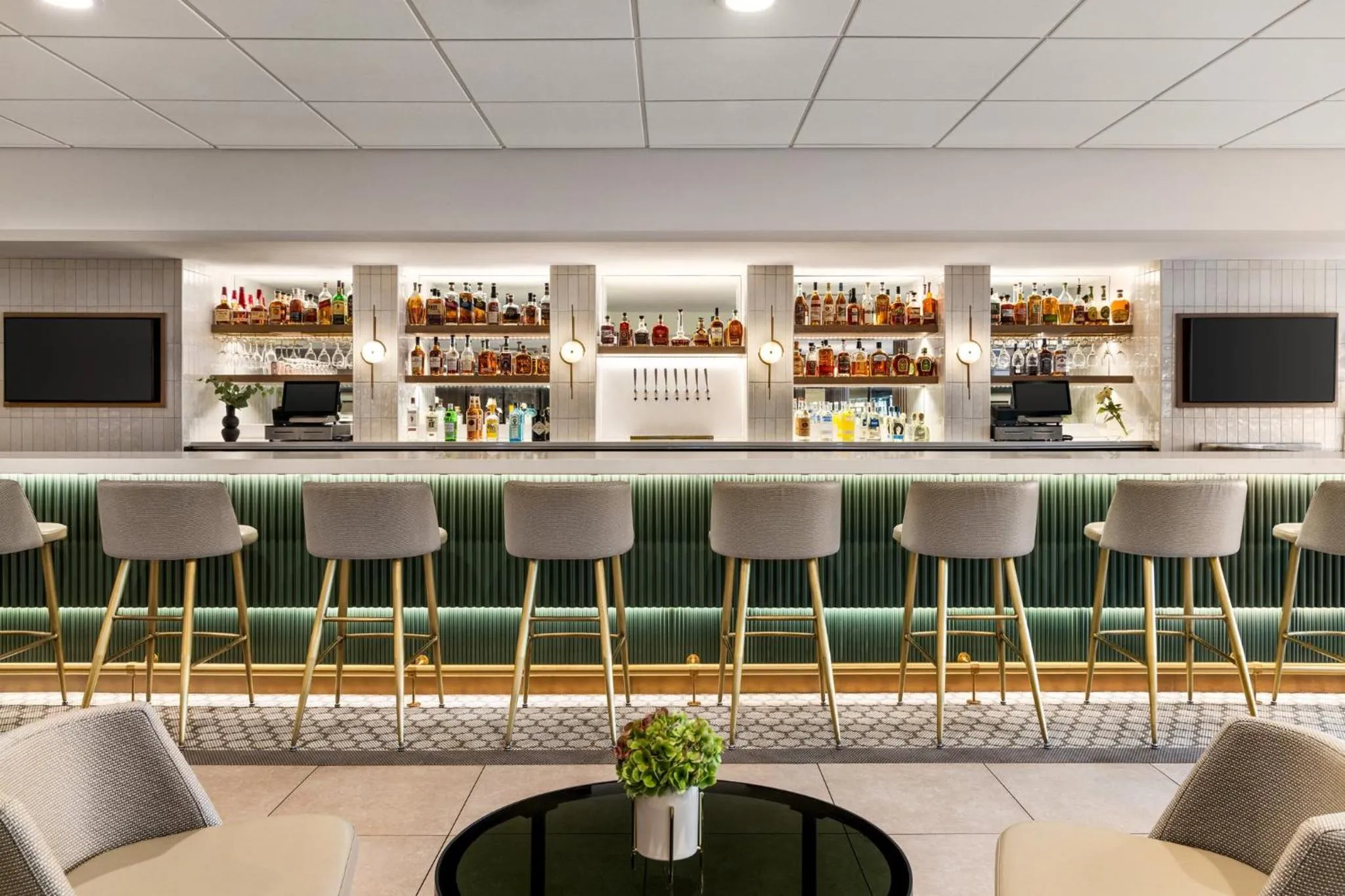 Lounge or bar in Crowne Plaza Louisville Airport Expo Ctr by IHG