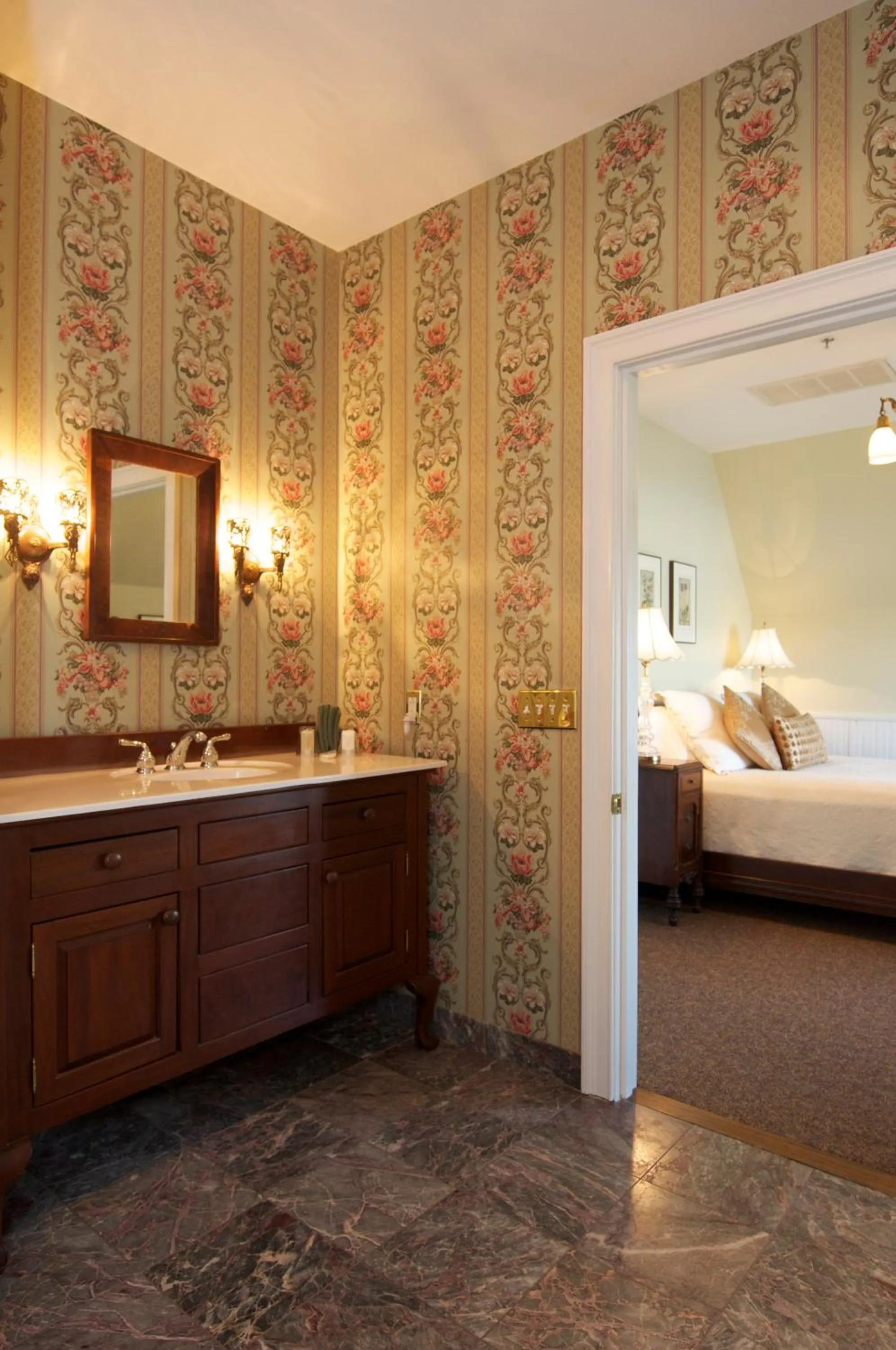 Bathroom, Bed in Bluff View Inn