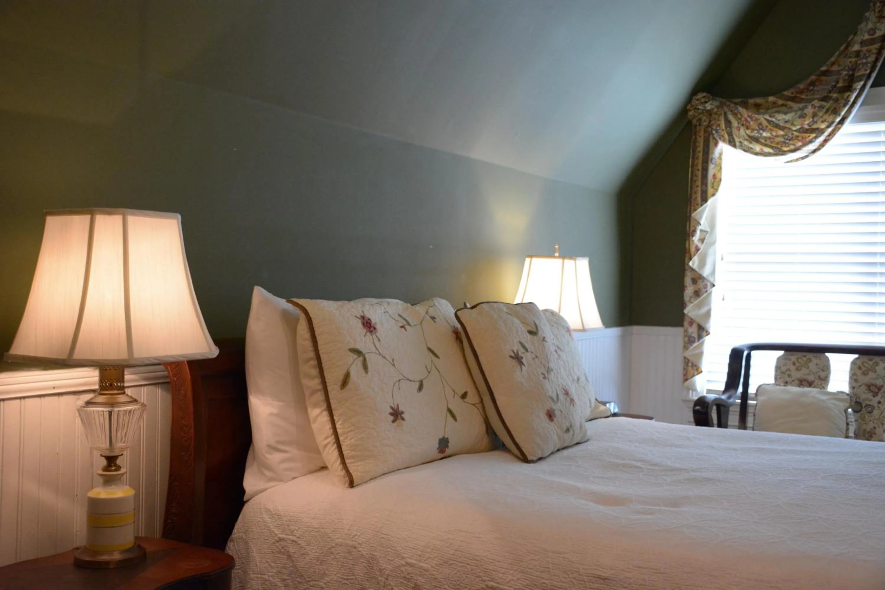 Bed in Bluff View Inn