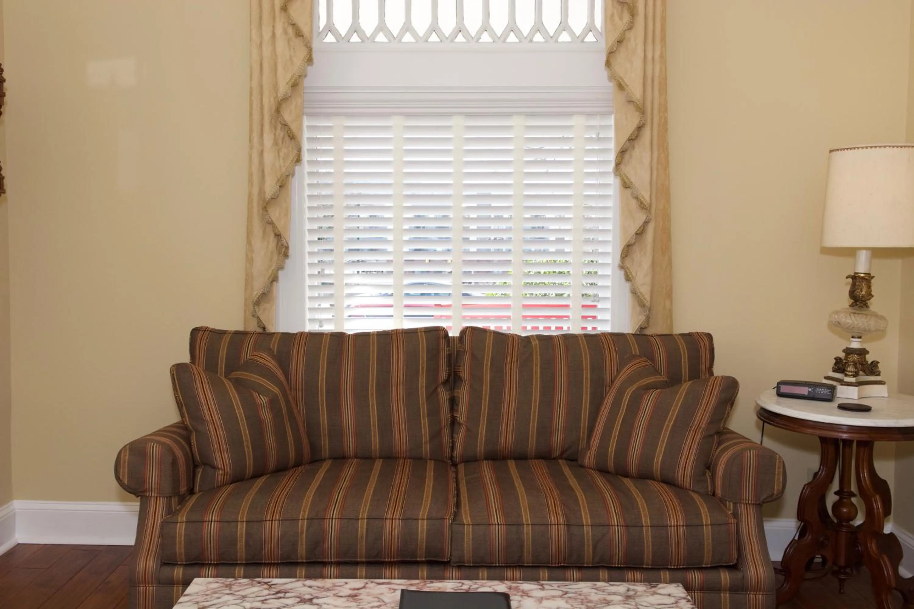 Seating area in Bluff View Inn