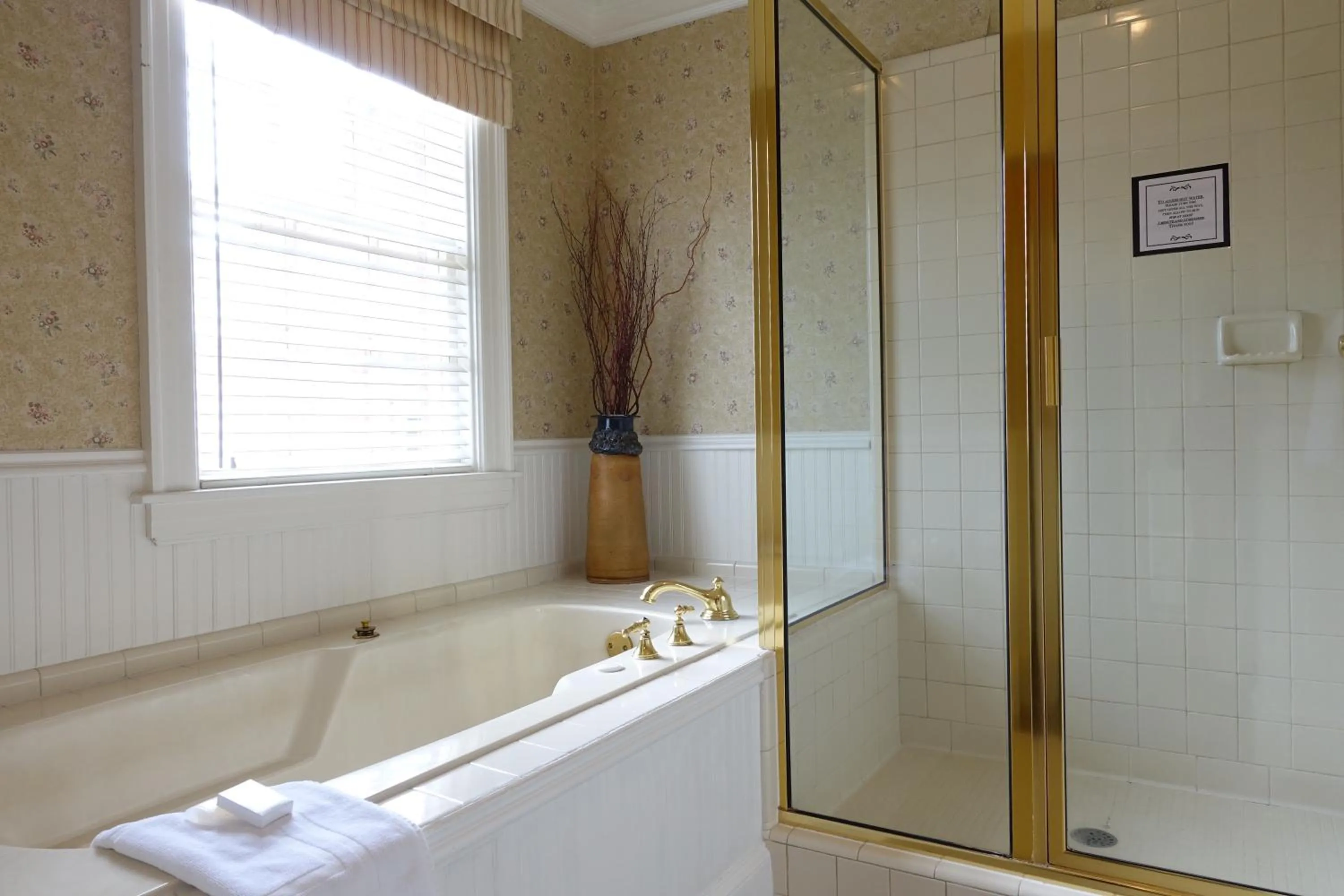 Shower in Bluff View Inn