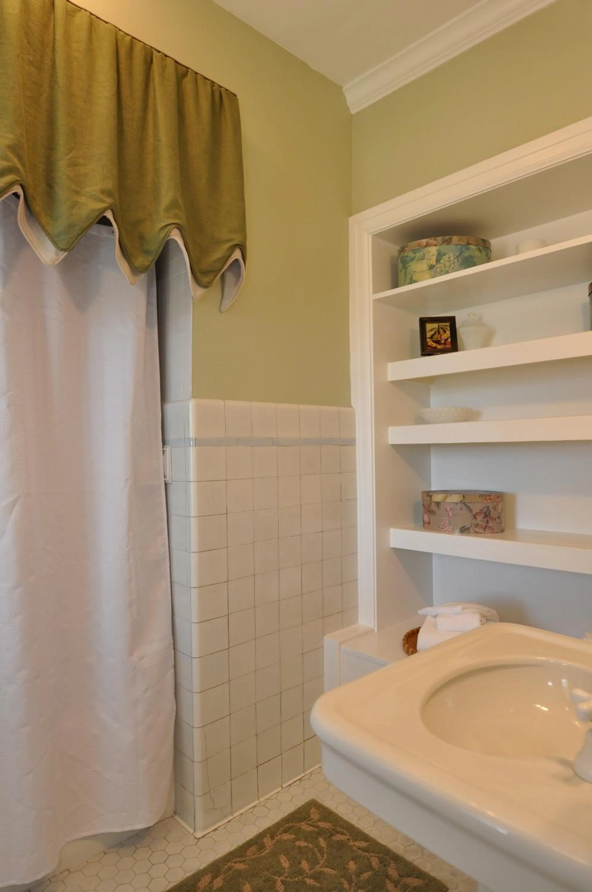 Bathroom in Bluff View Inn