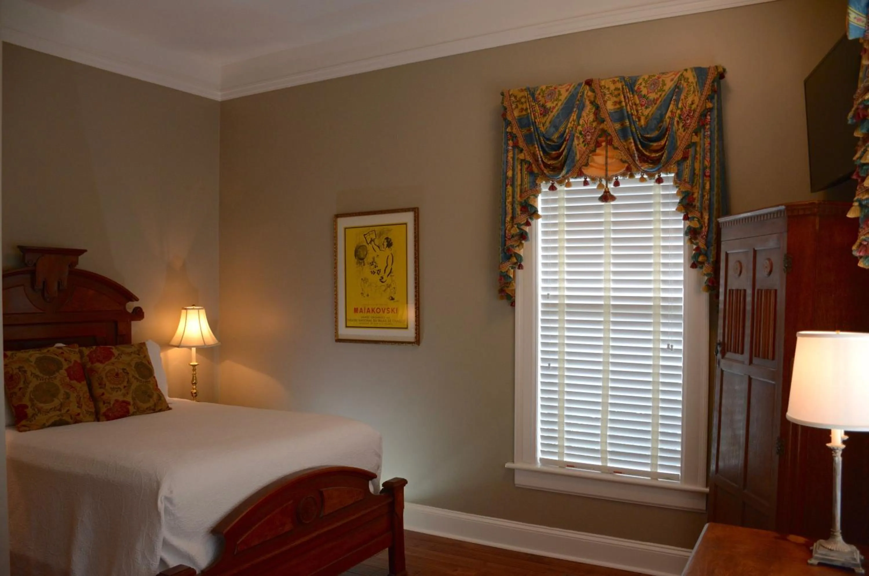 Bed in Bluff View Inn