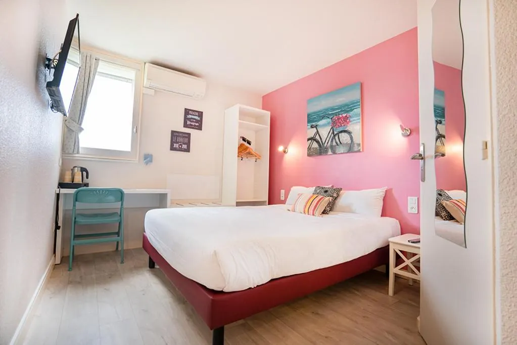 Bedroom, Bed in Logis Hôtel- Hôtel Restaurant Le Rialto