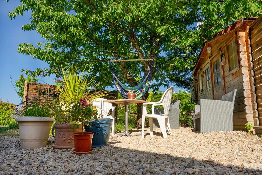 Garden in Logis Hôtel- Hôtel Restaurant Le Rialto