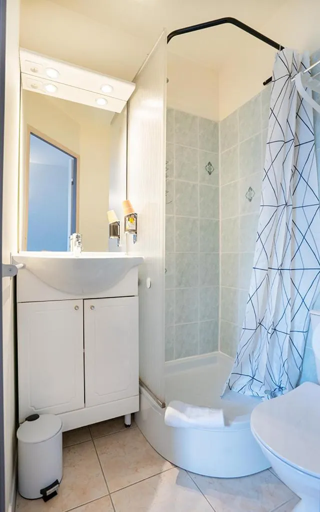 Bathroom in Logis Hôtel- Hôtel Restaurant Le Rialto