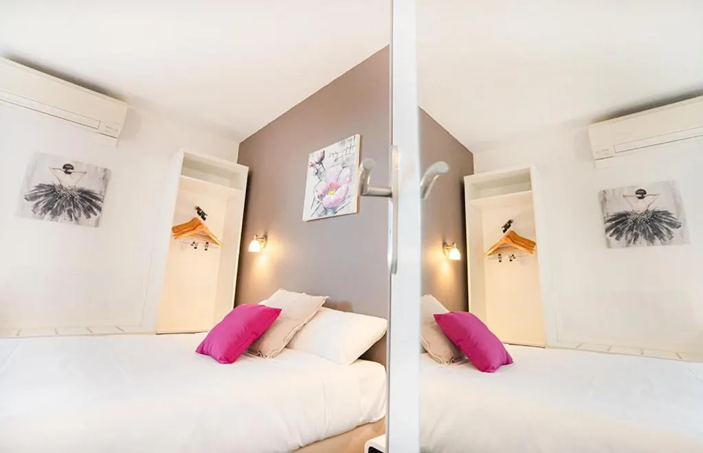 Bedroom, Bed in Logis Hôtel- Hôtel Restaurant Le Rialto