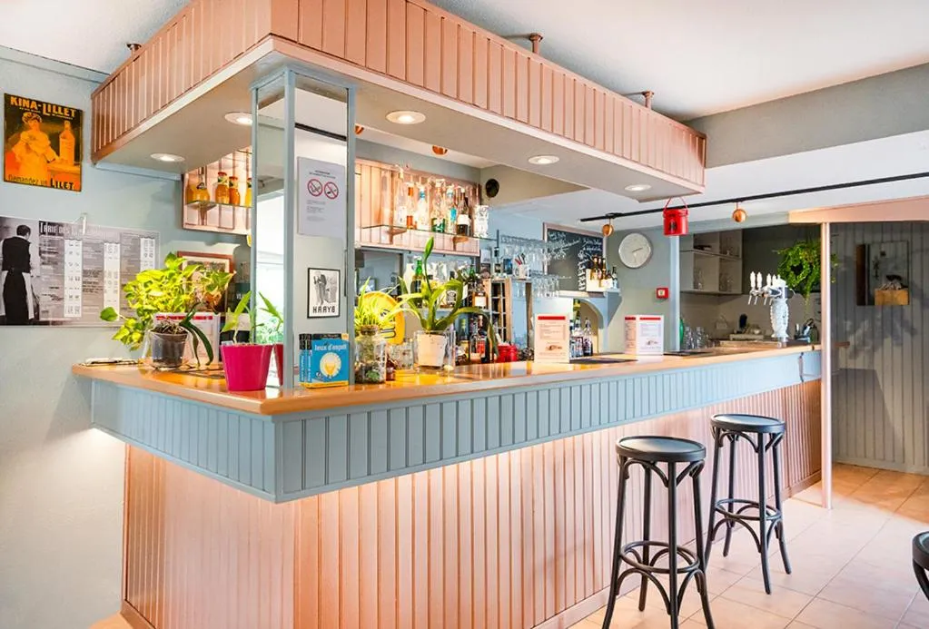 Lounge or bar in Logis Hôtel- Hôtel Restaurant Le Rialto