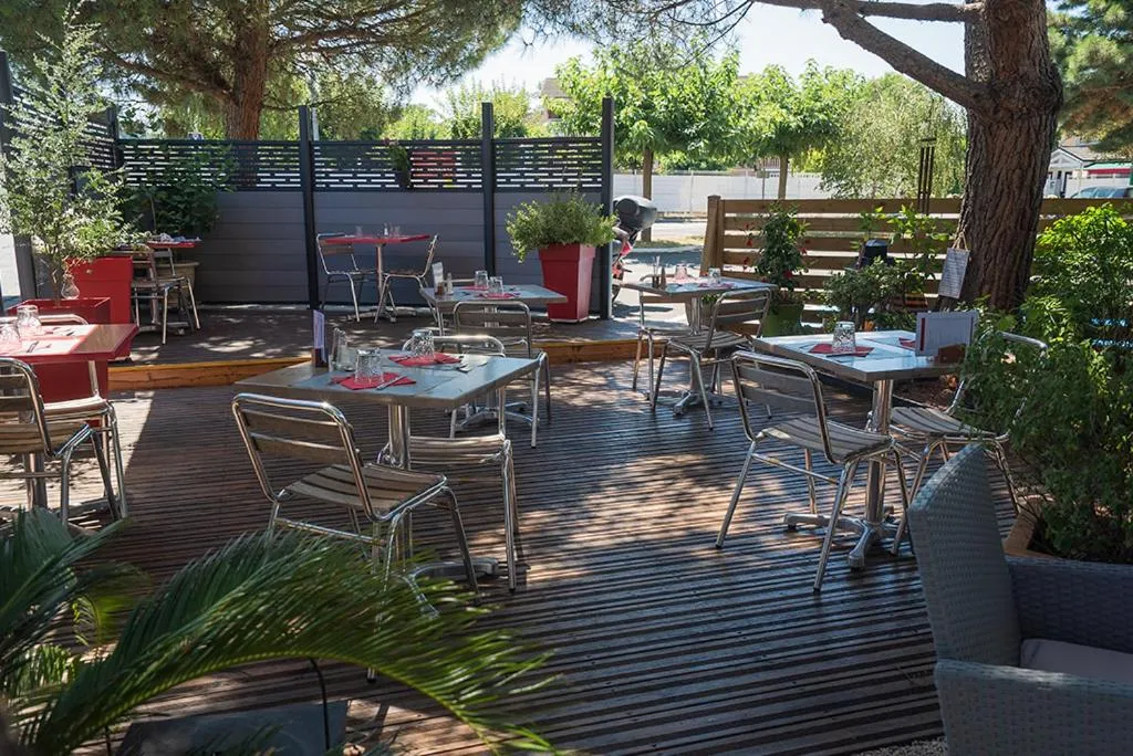 Patio in Logis Hôtel- Hôtel Restaurant Le Rialto