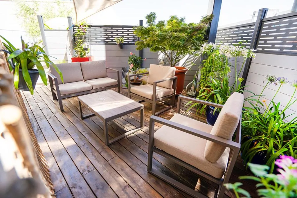 Patio in Logis Hôtel- Hôtel Restaurant Le Rialto