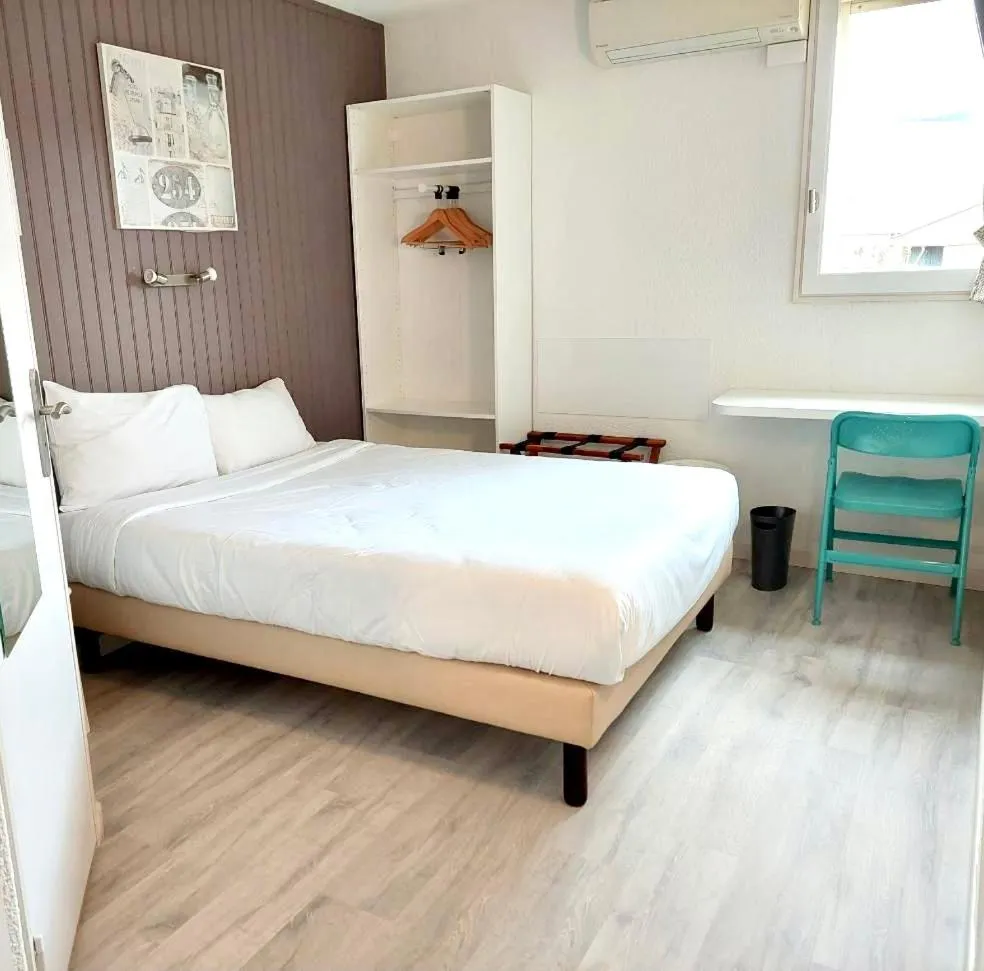 Bedroom, Bed in Logis Hôtel- Hôtel Restaurant Le Rialto