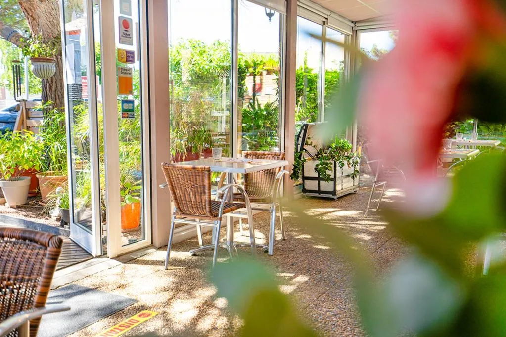 Restaurant/places to eat in Logis Hôtel- Hôtel Restaurant Le Rialto