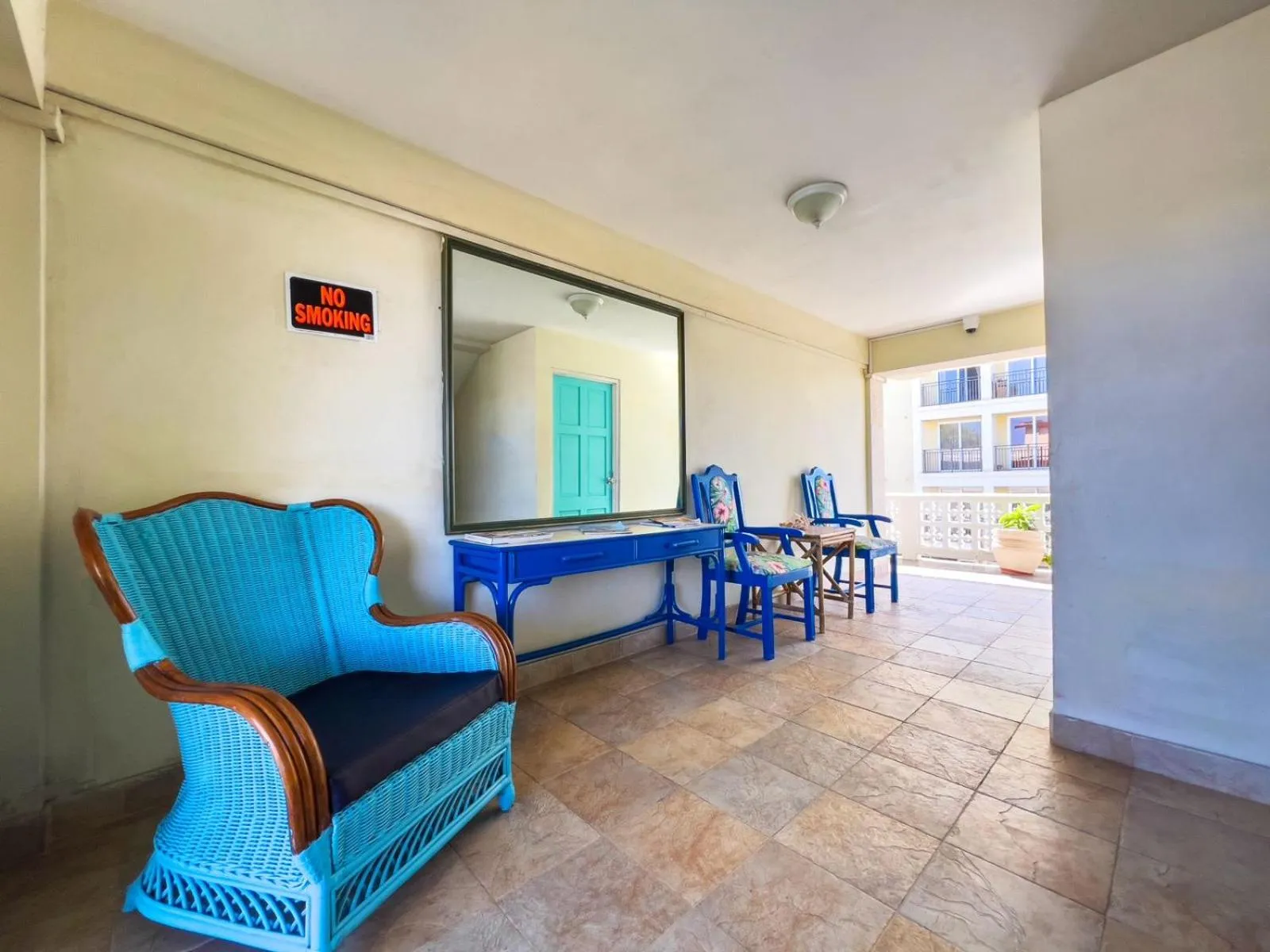 Seating area in Melrose Beach Apartments Inc