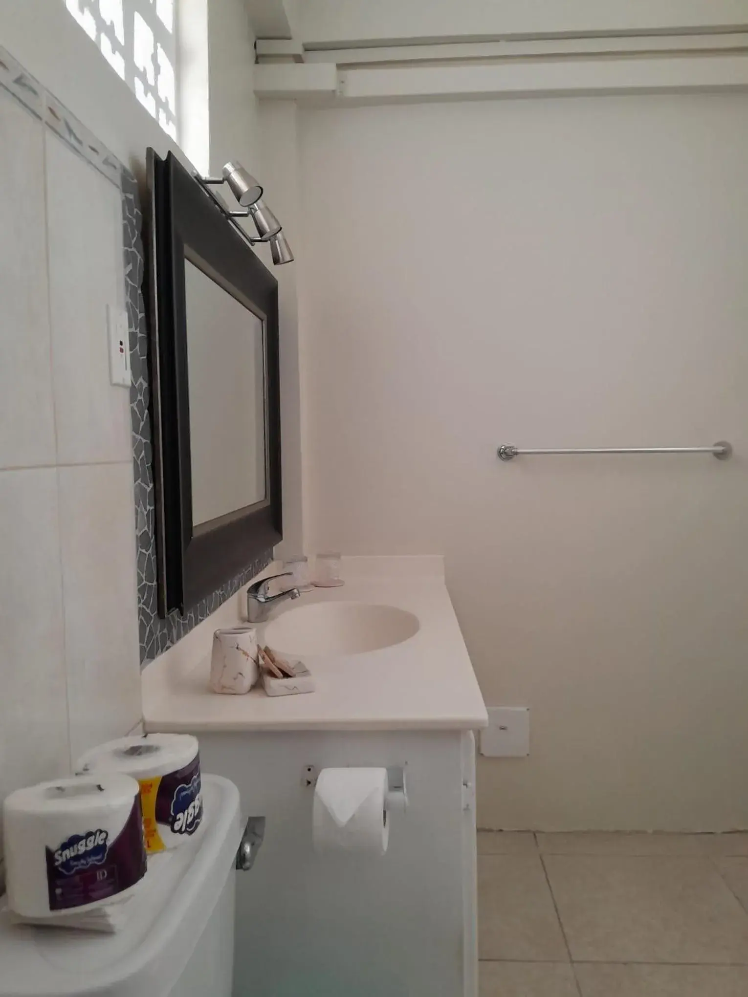 Single Room with Balcony in Melrose Beach Apartments Inc Single Room with Balcony in Melrose Beach Apartments Inc